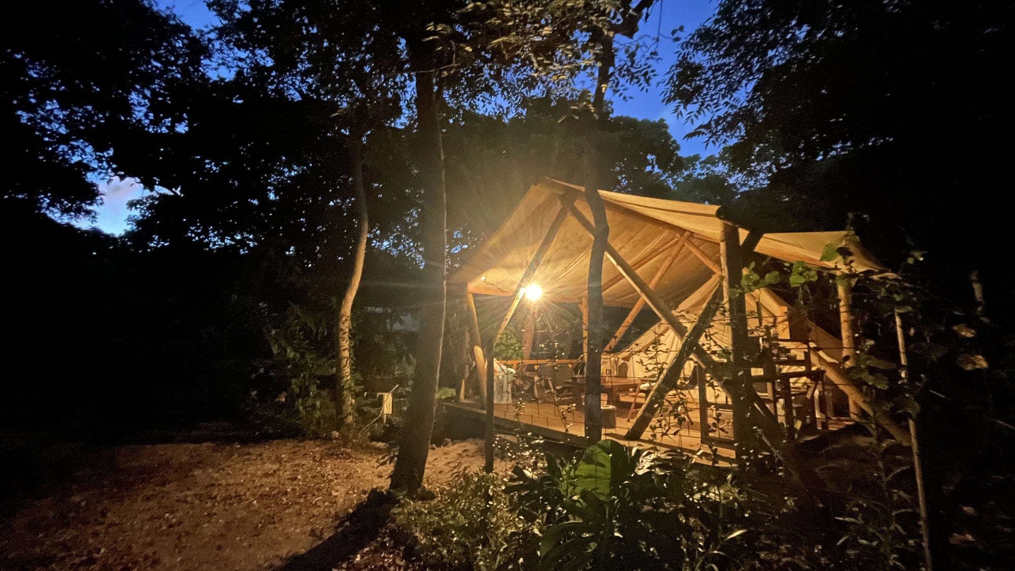 ・【グランピングテント】40㎡のウッドデッキ＋広々テントで快適なアウトドア体験