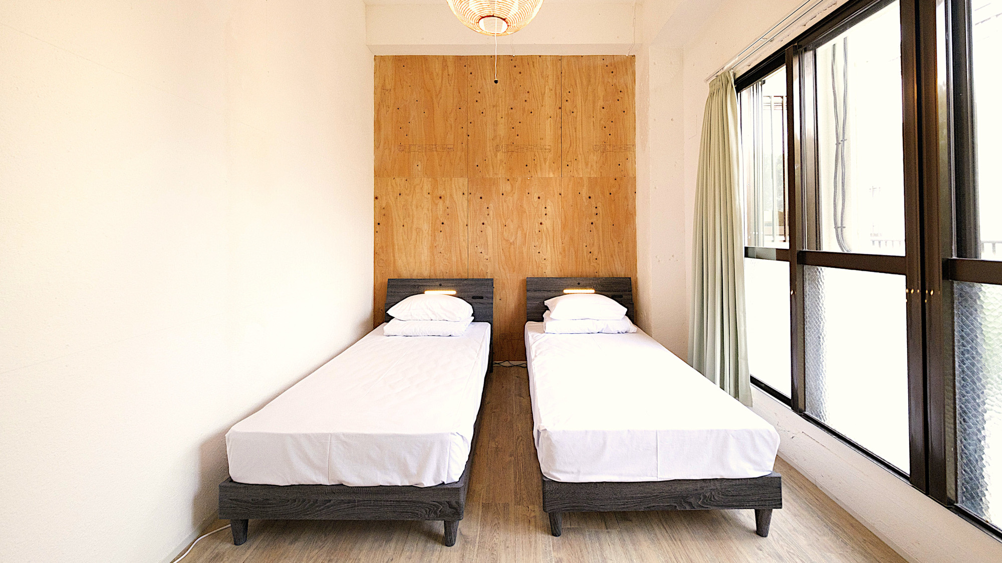 ツインルーム客室例。シングルベッド(99×196cm) を２台設置しております。