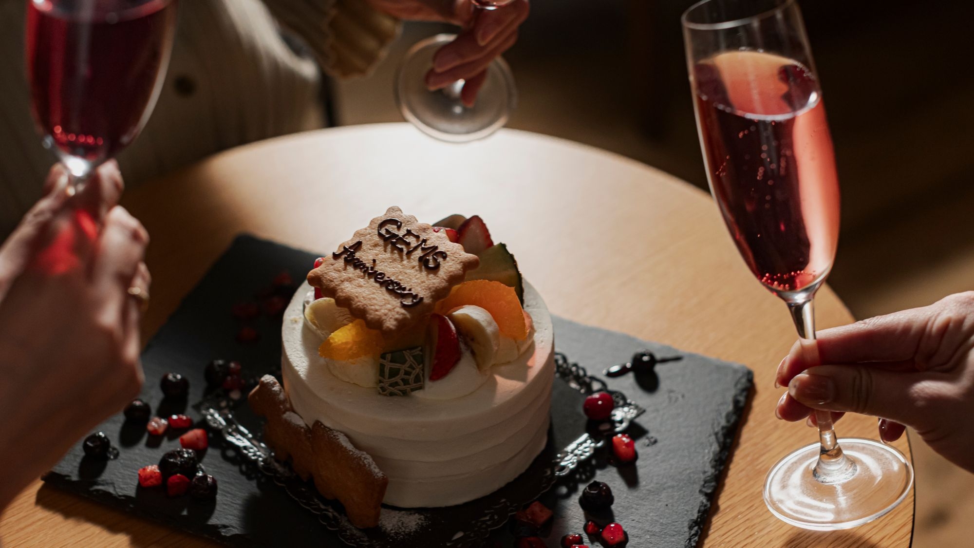 【記念日におすすめ】ホールケーキ＆スパークリングワイン付きのアニバーサリープラン＜朝食付＞