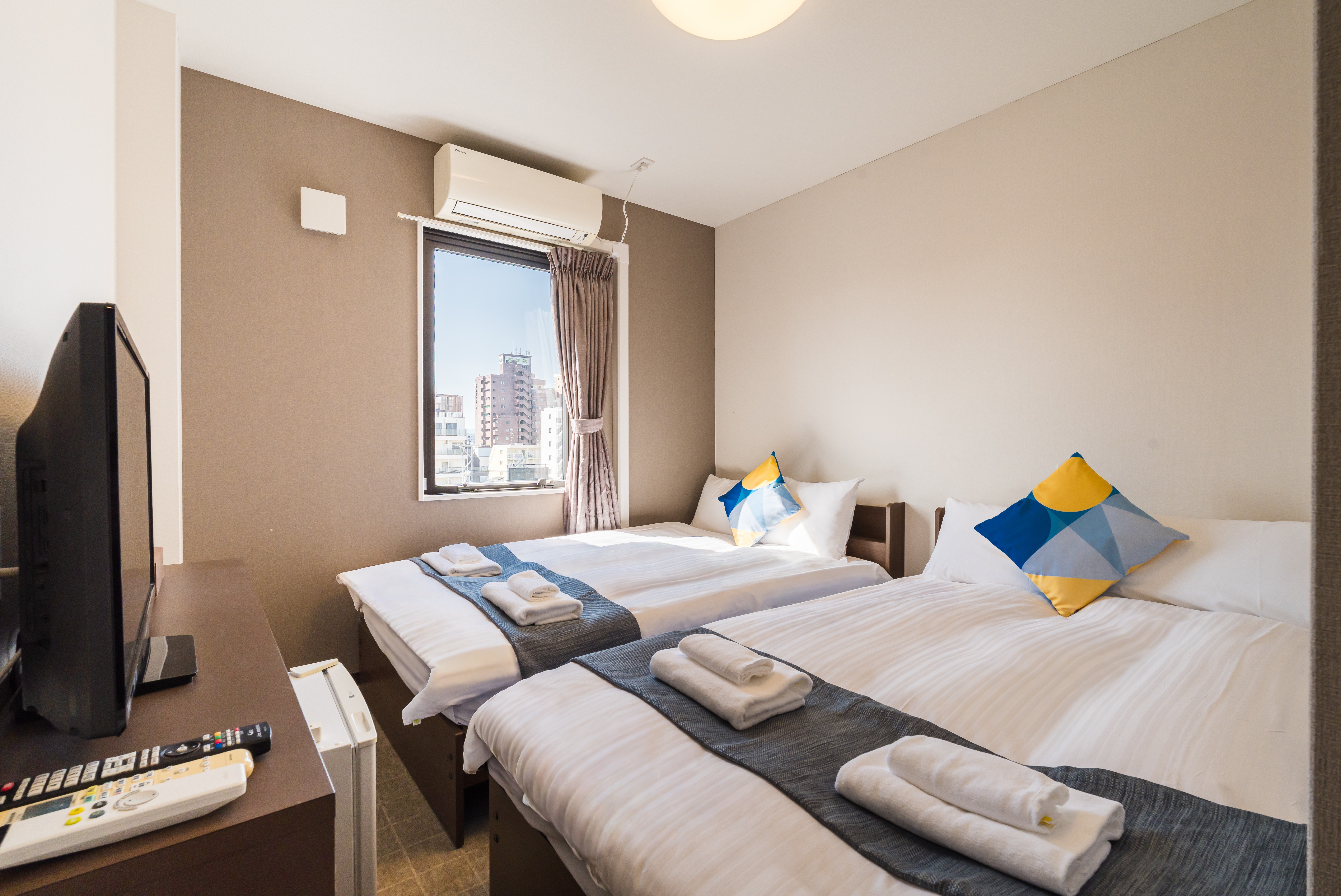 スーペリアツイン（セミダブルベッド&times;2）