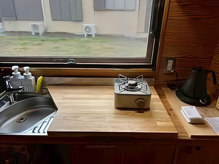 ・【キッチン】すぐ前に大きな窓があり、明るく使いやすいキッチン