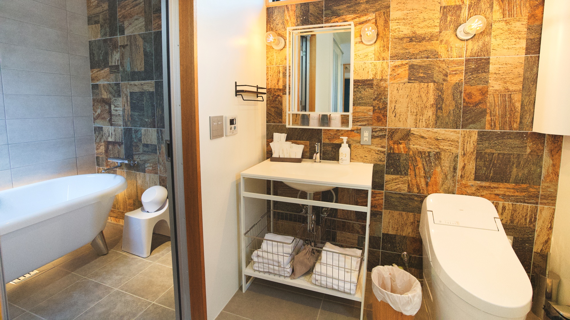 *【B棟】ドレッシングルーム。スタイリッシュなこだわり空間です。