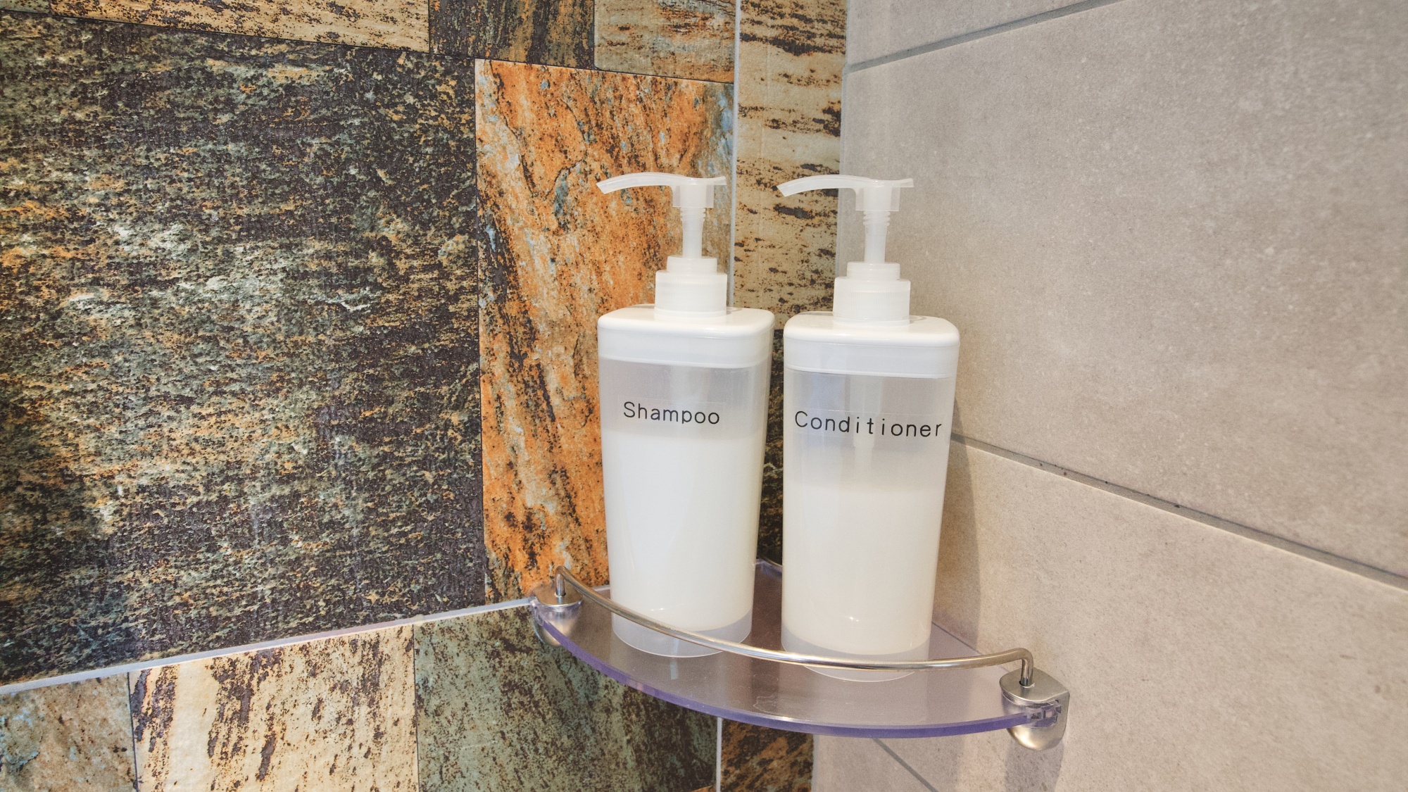 *【共通】バスルームにはシャンプー、コンディショナー、ボディソープを用意しております。