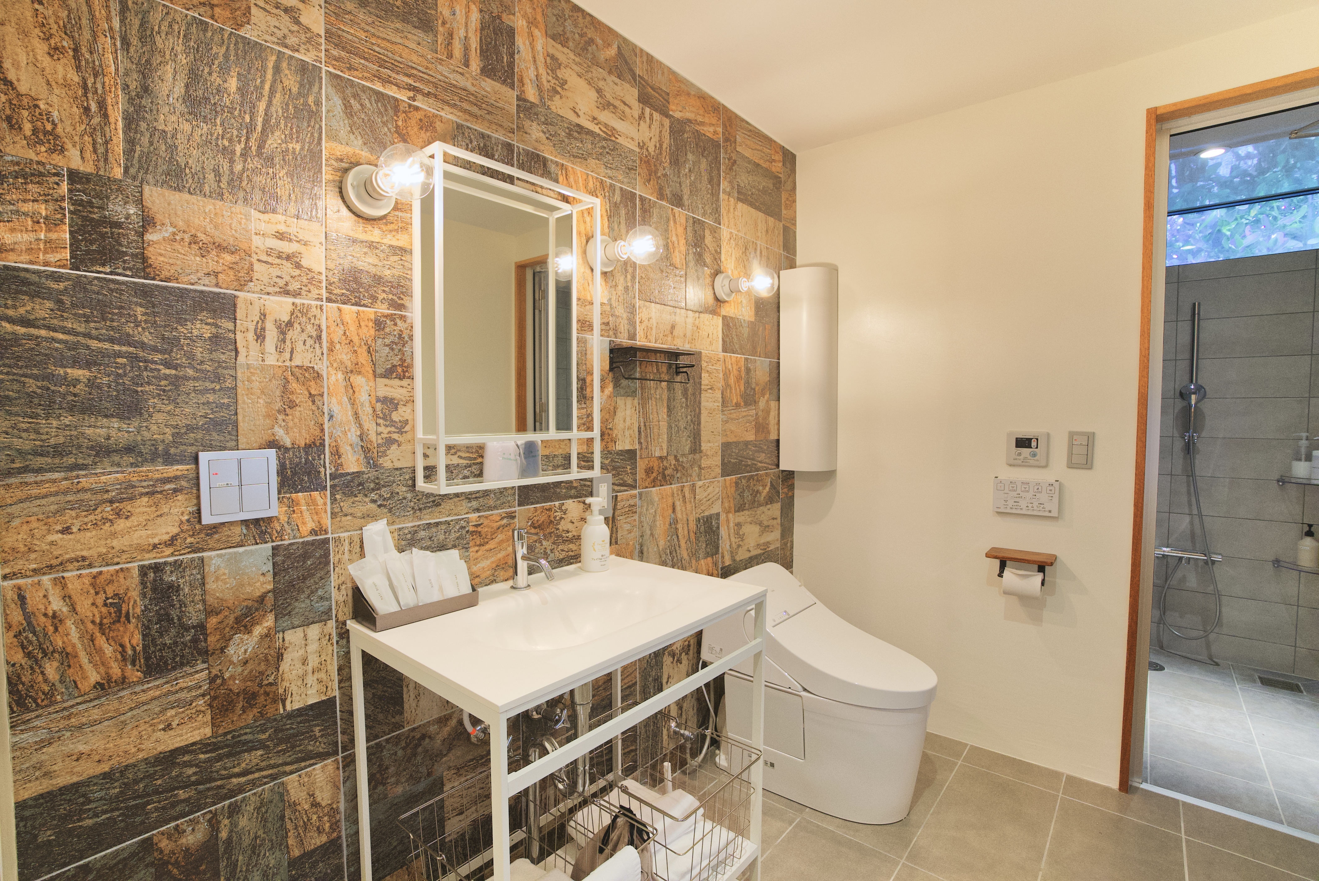 【E棟】ドレッシングルーム。スタイリッシュなこだわり空間です。