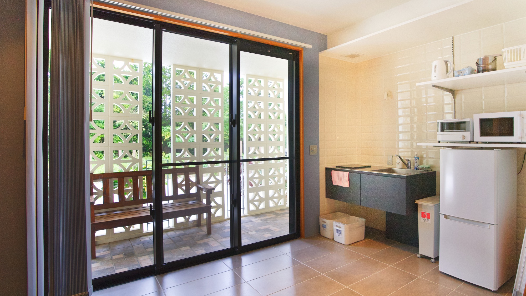 *【A棟】キッチン/テラス。冷蔵庫、電子レンジ、フライパンなど一通りの調理器具を揃えております。