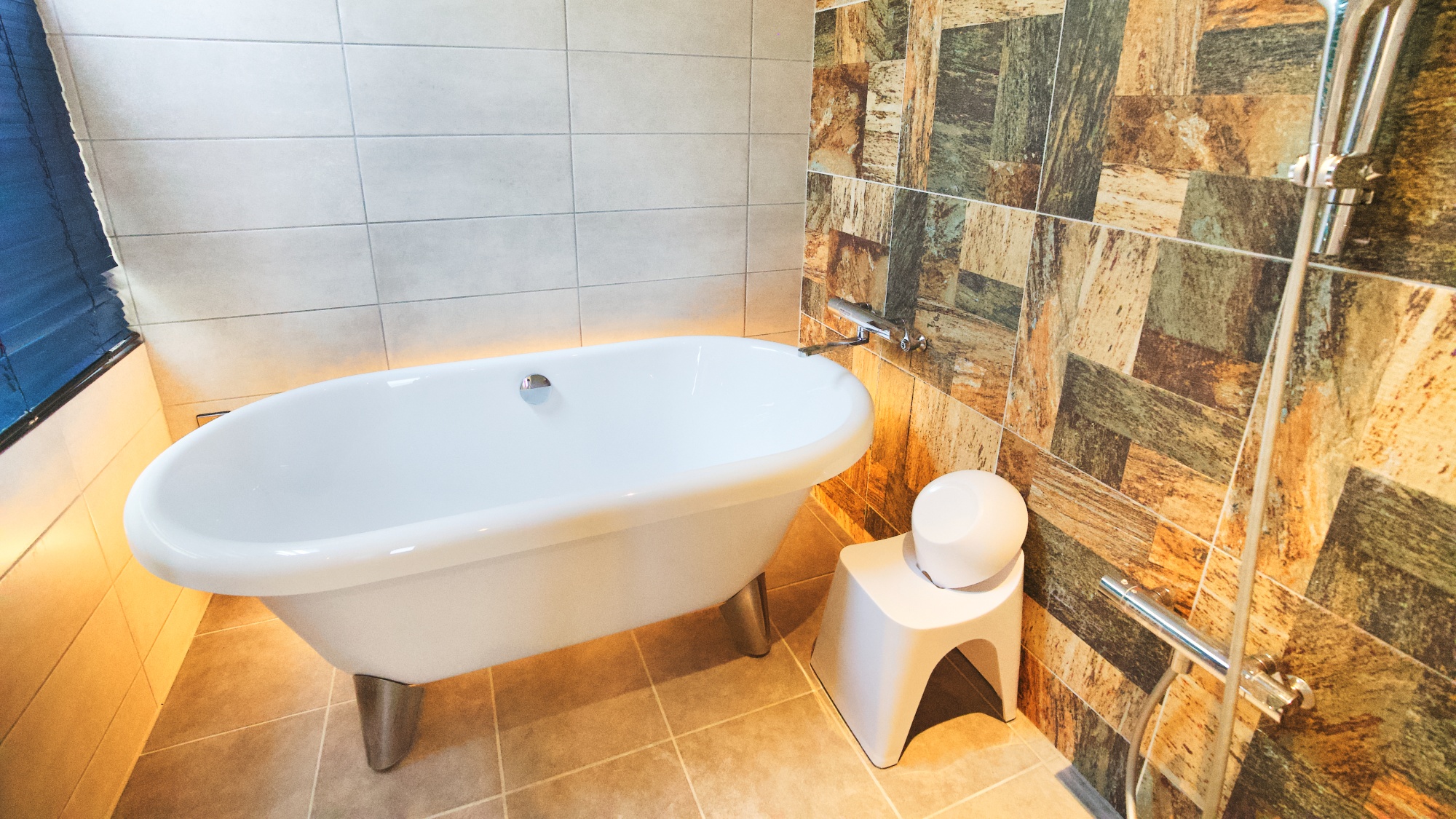 *【A棟】バスルーム。お洒落なネコ足のバスタブで癒しのひとときを。