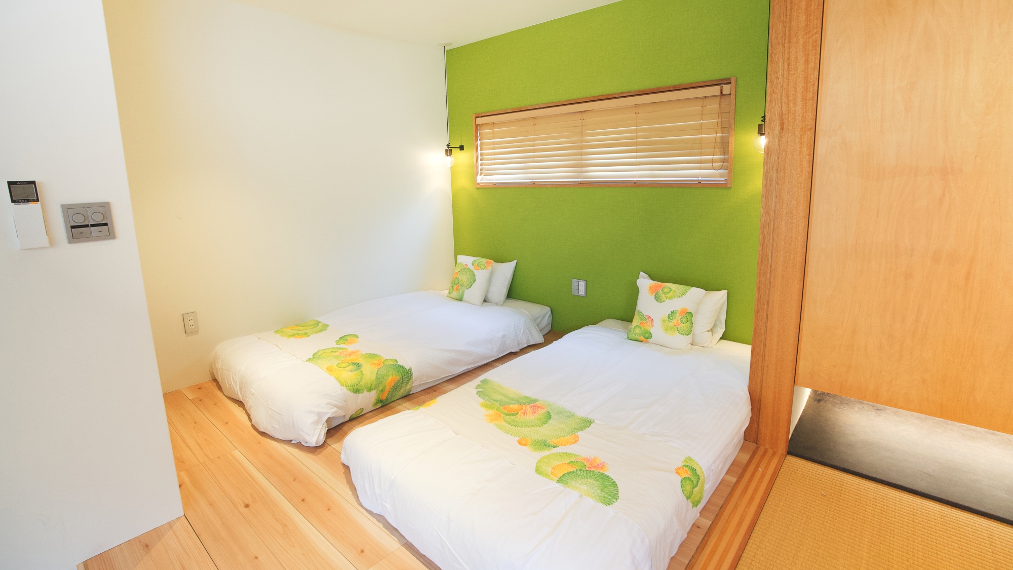 *【C棟】ベッドルーム。優しい色合いで遊び疲れた身体も休まります。