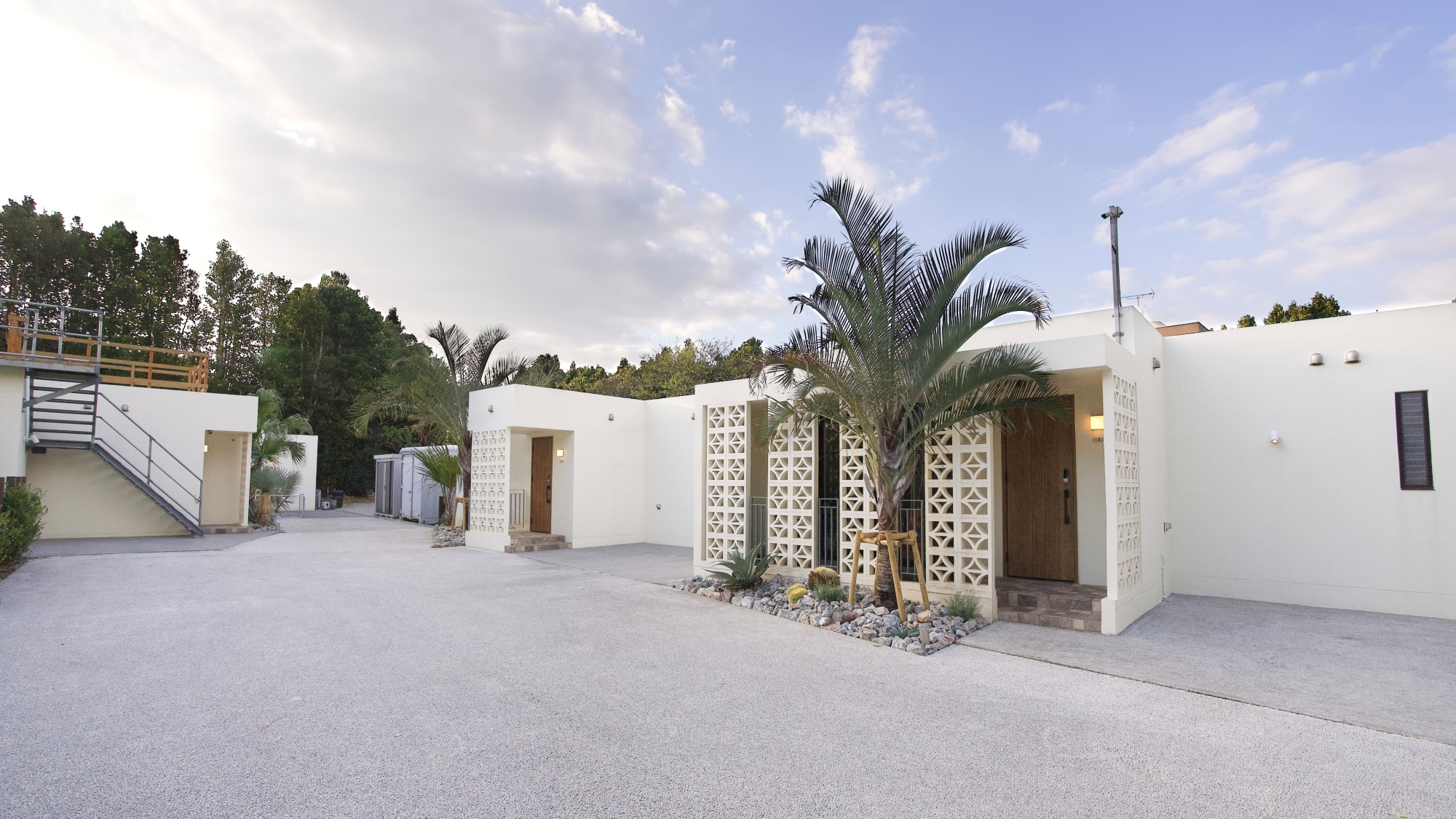 *【外観（全体）】備瀬並木に隣接した一画にひっそりと構える白い外観が目印です。