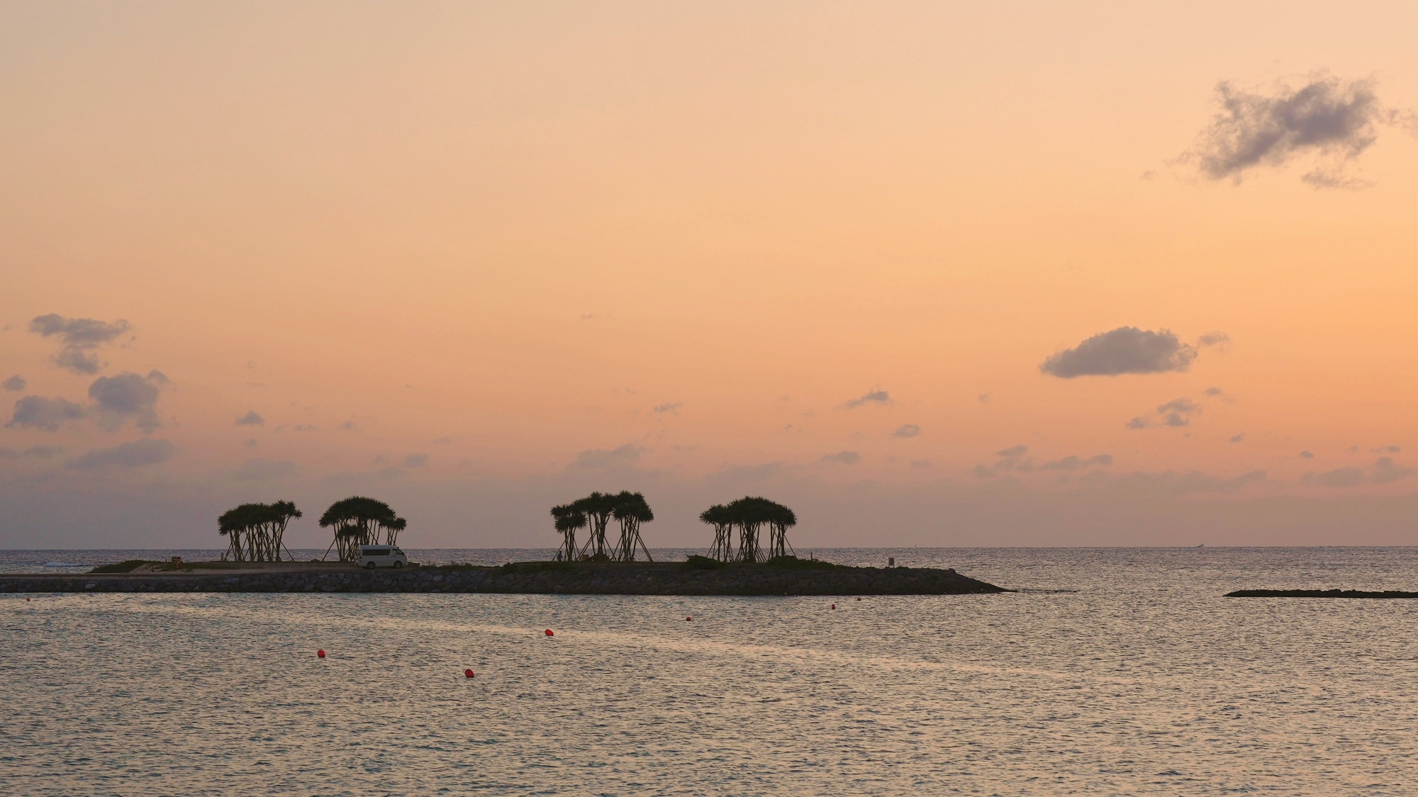 *【周辺景色】夕日の海/赤く染まりゆく広い空を眺めれば、時間もゆっくりと流れてゆきます。