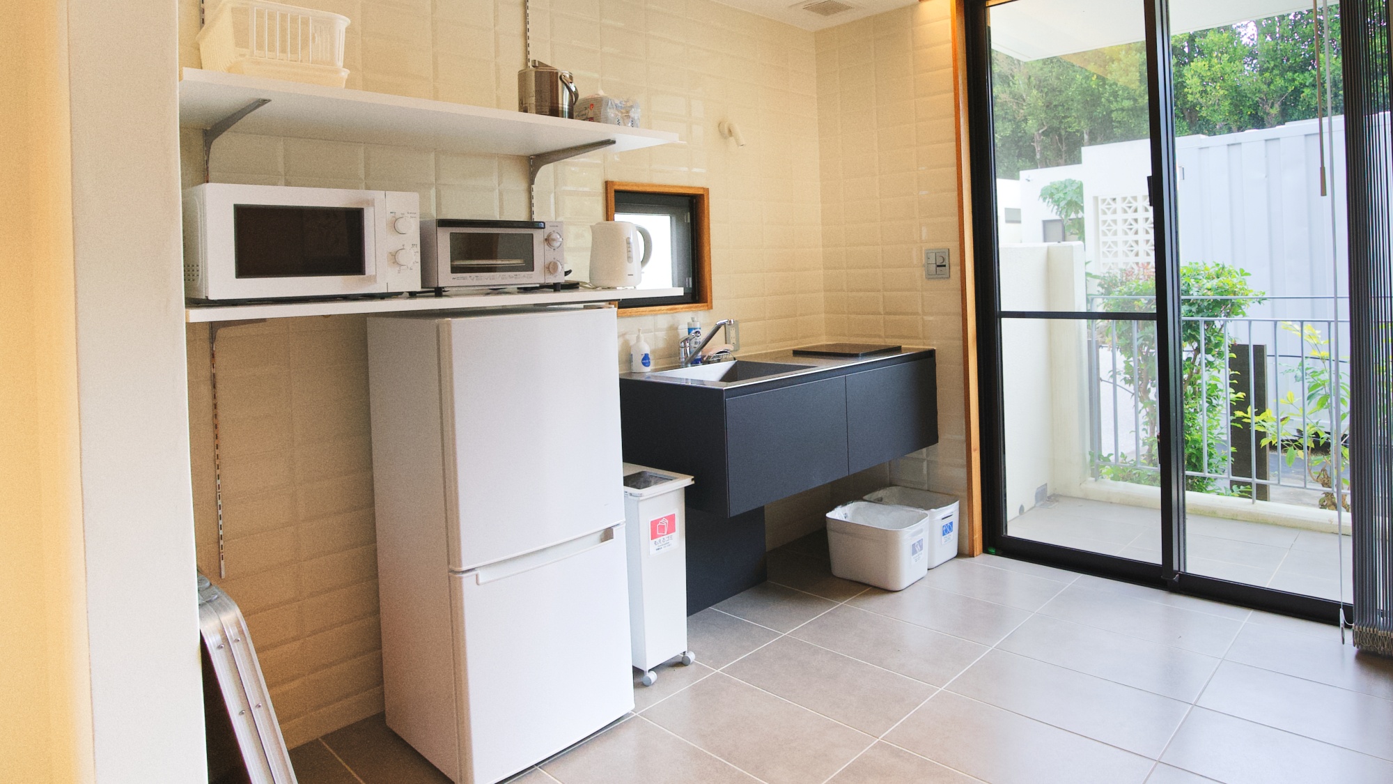 *【B棟】キッチン。冷蔵庫、電子レンジ、フライパンなど一通りの調理器具を揃えております。