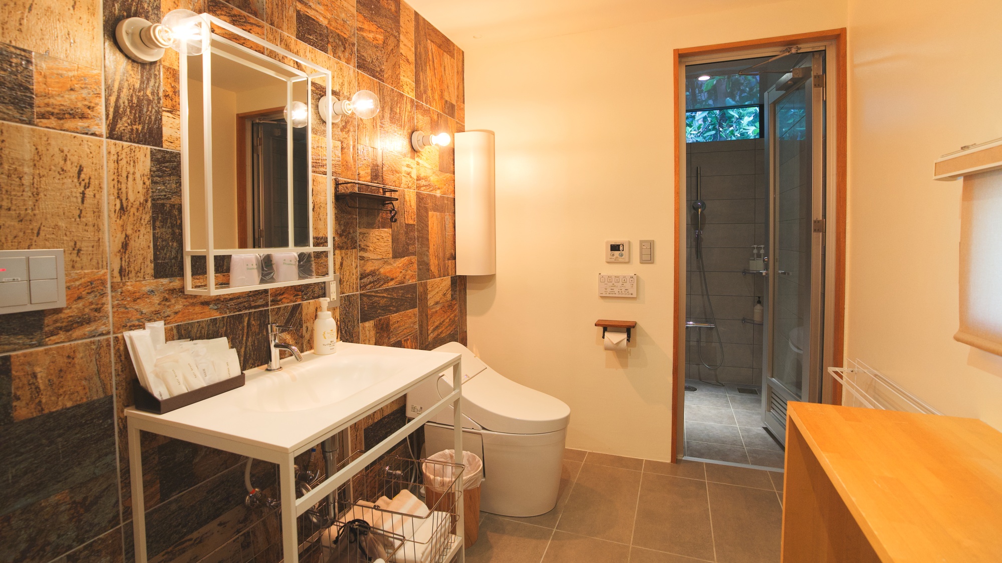 *【D棟】ドレッシングルーム。スタイリッシュなこだわり空間です。