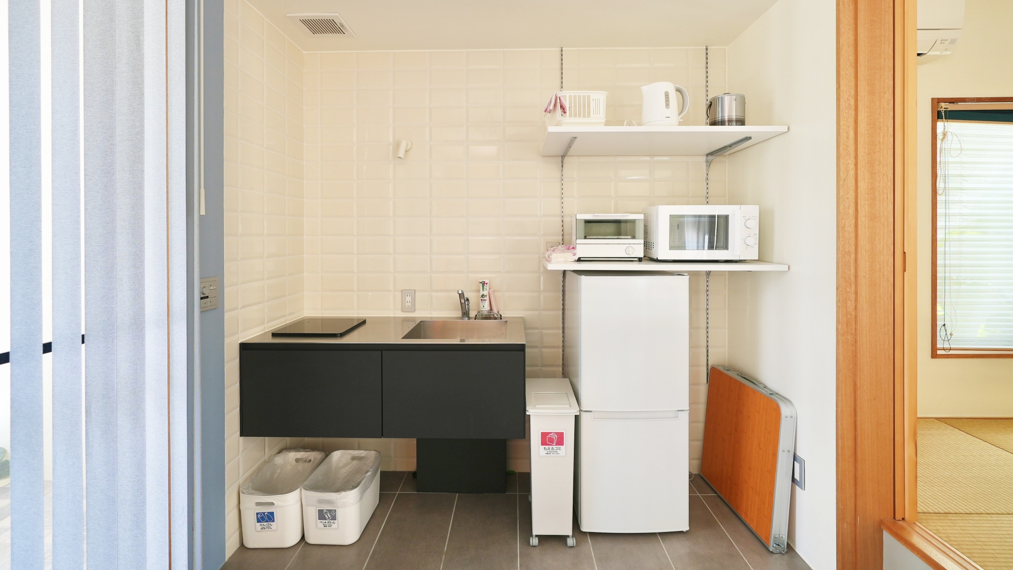 *【客室一例（A棟）】キッチン/冷蔵庫・電子レンジ・ポット等各家電が備わっております。
