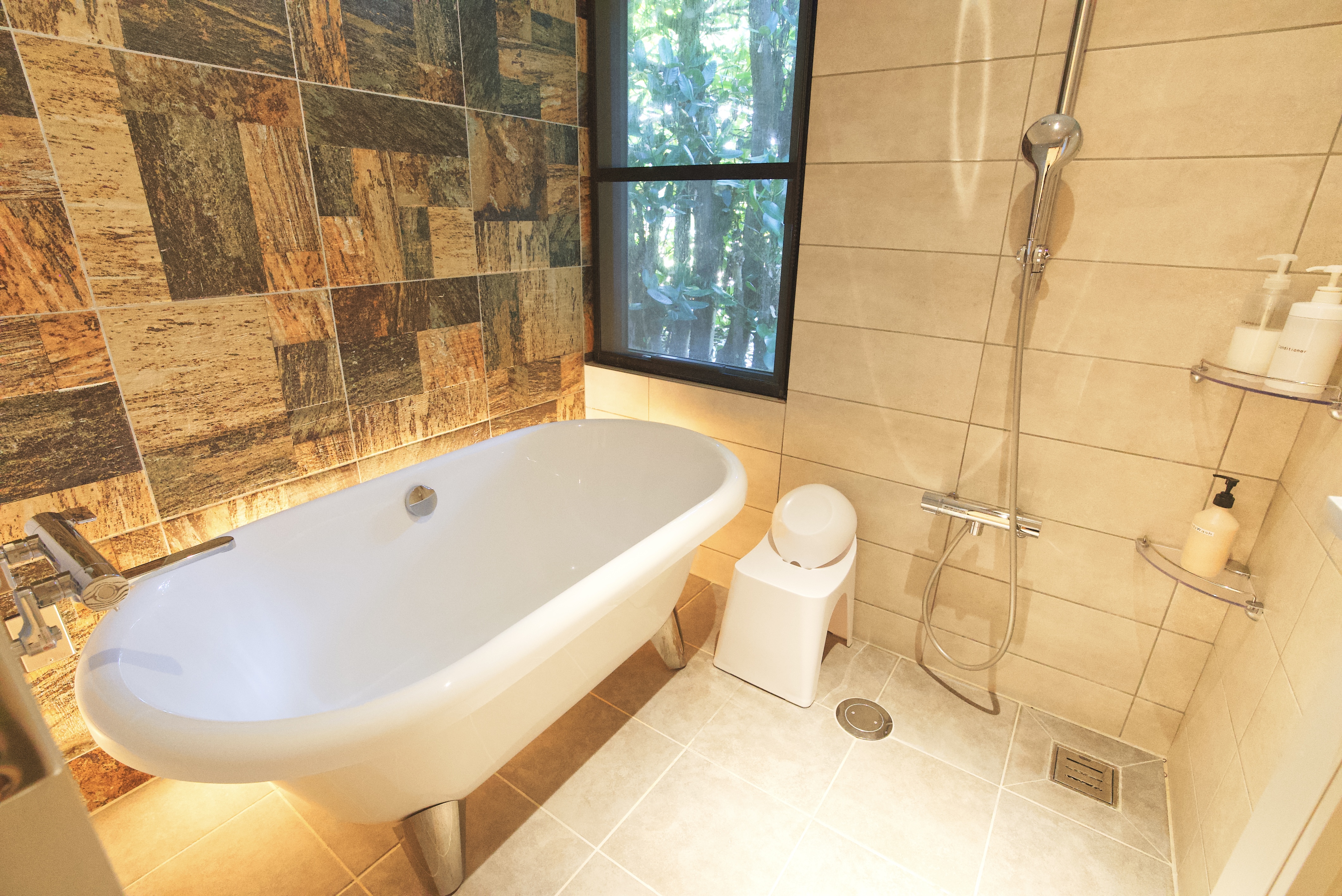 【E棟】バスルーム。お洒落なネコ足のバスタブで癒しのひとときを。