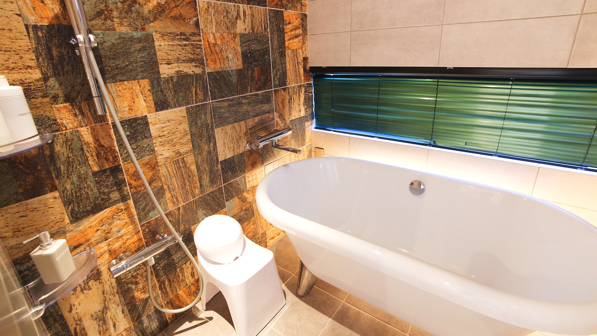 *【C棟】バスルーム。お洒落なネコ足のバスタブで癒しのひとときをお楽しみください。