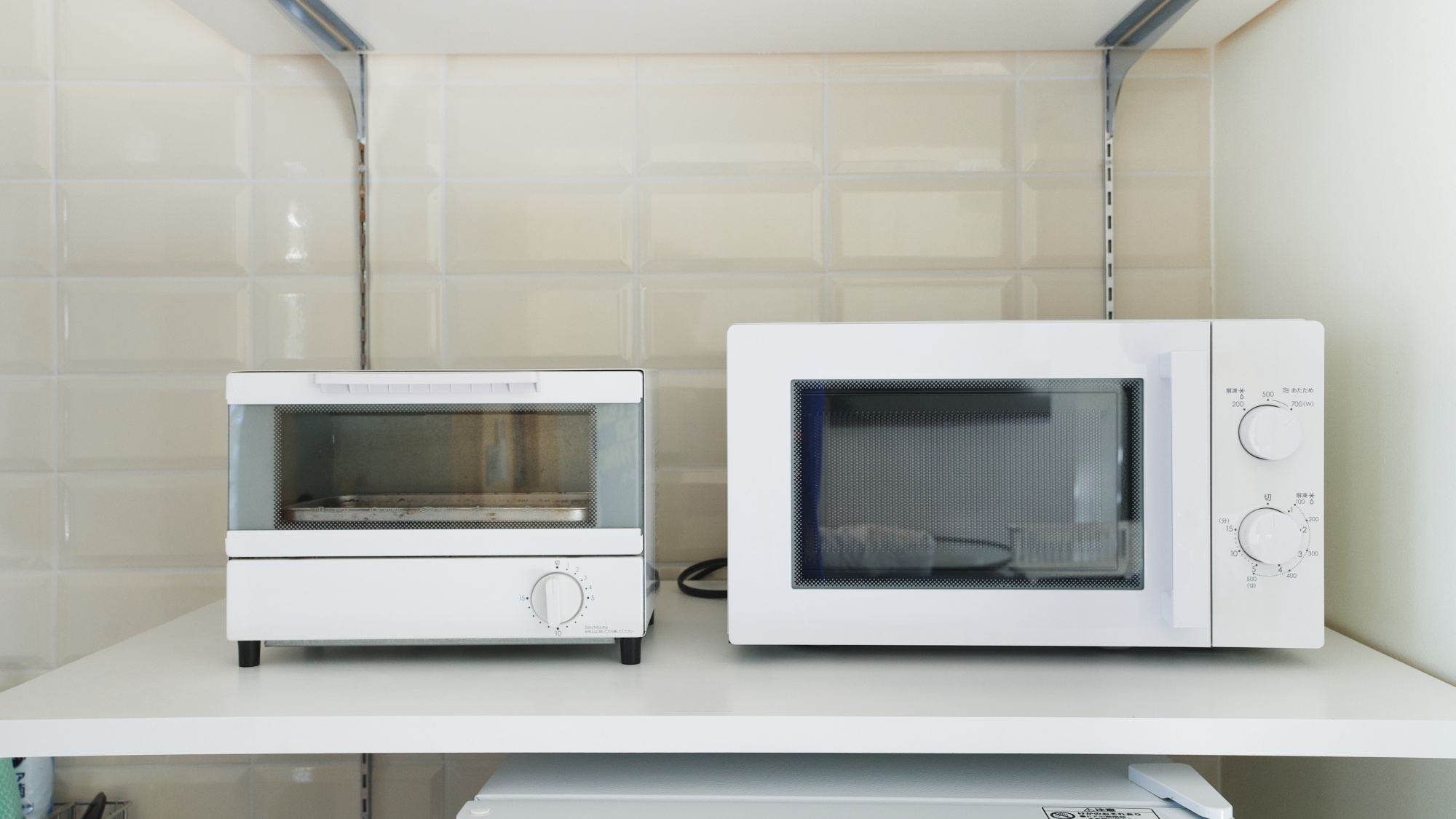 *【共通】電子レンジ、オーブントースター、湯沸かしケトルを備え付けております。