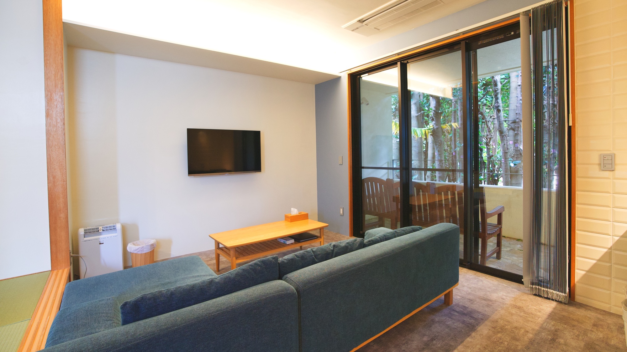 *【D棟】リビング。窓から光が差し込むことで、一層モダンな雰囲気になります。