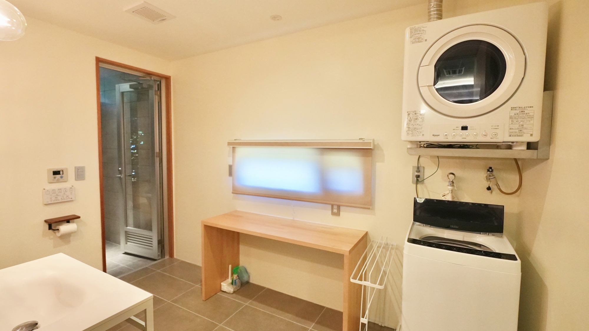 *【客室一例（E棟）】ドレッシングルーム/各お部屋には洗濯機・乾燥機も備えております。