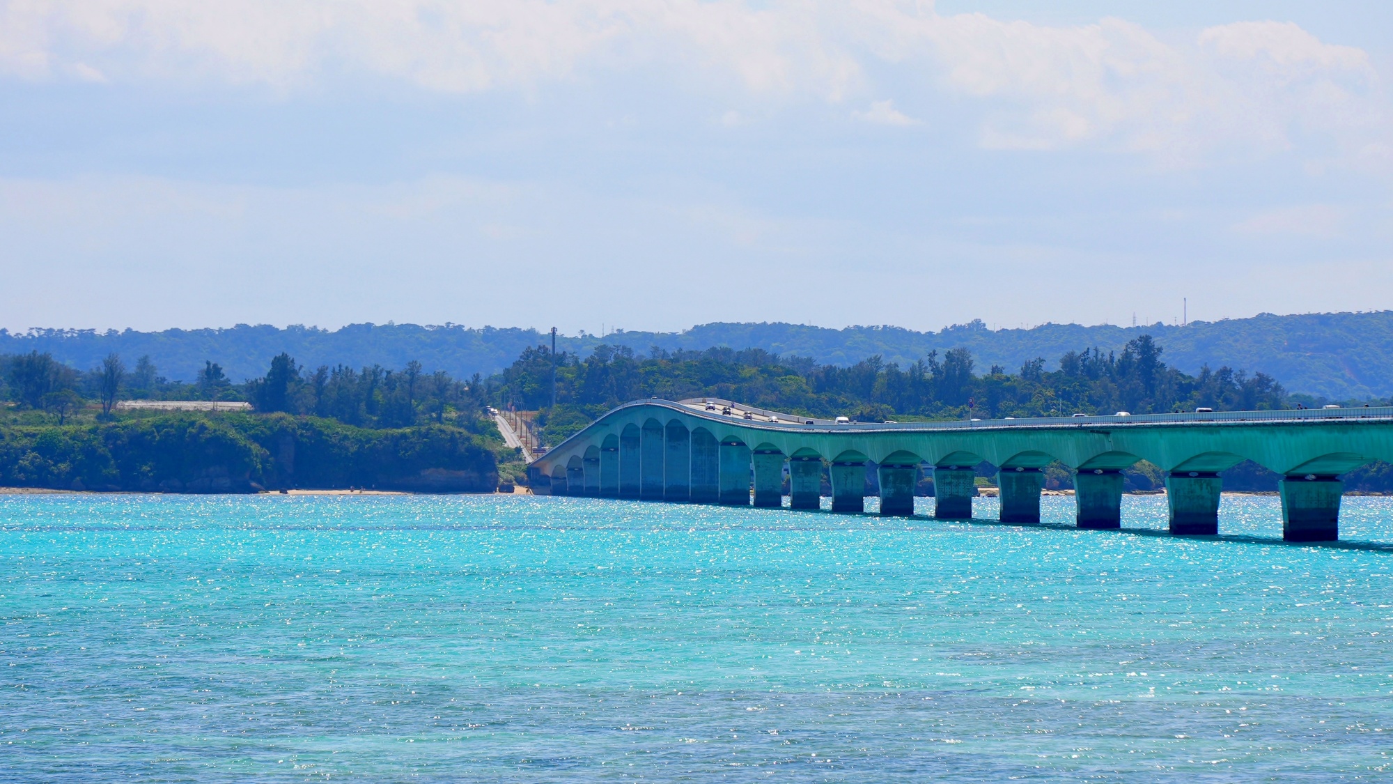 *【周辺観光】古宇利大橋/海の上を走る絶景の橋。エメラルドグリーンの海を楽しむことができます。