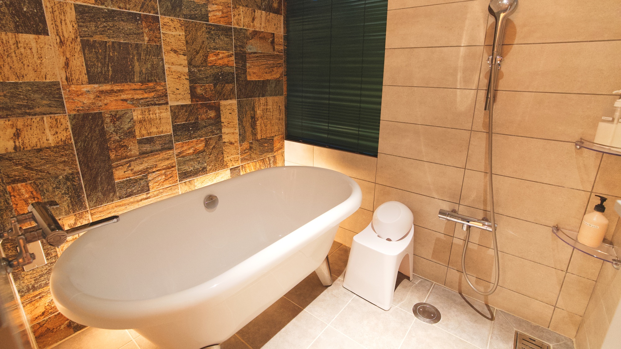 *【D棟】バスルーム。お洒落なネコ足のバスタブで癒しのひとときを。