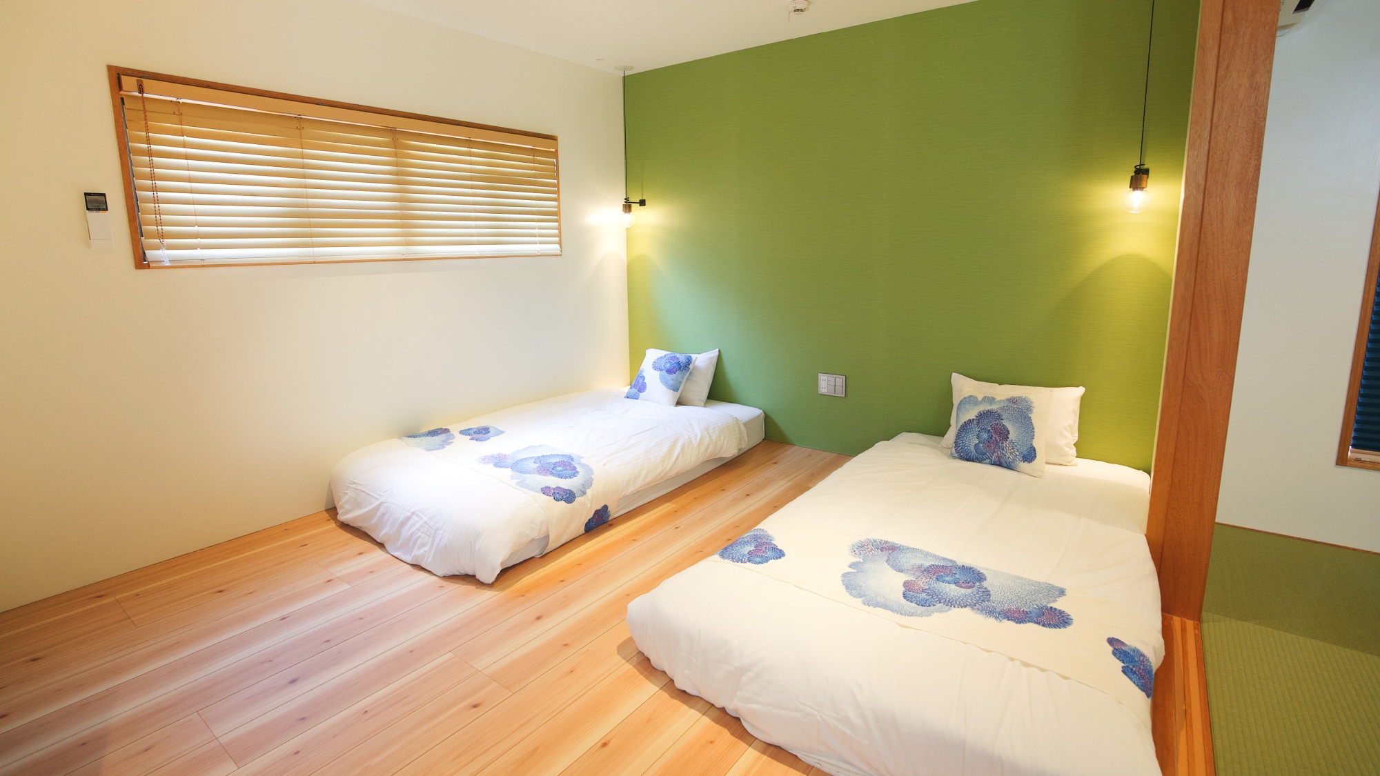 *【D棟】ベッドルーム。優しい色合いで遊び疲れた身体も休まります。