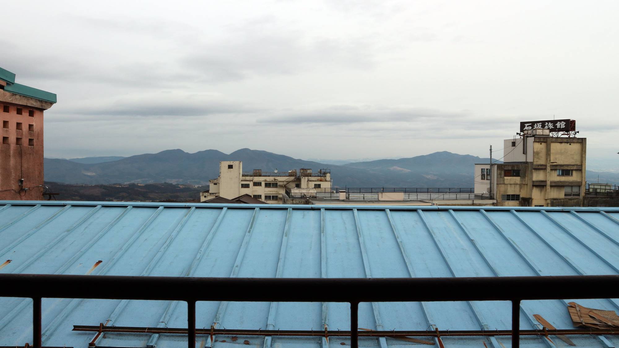 *［4階客室眺望一例］晴れていれば遠くに山々を望めます