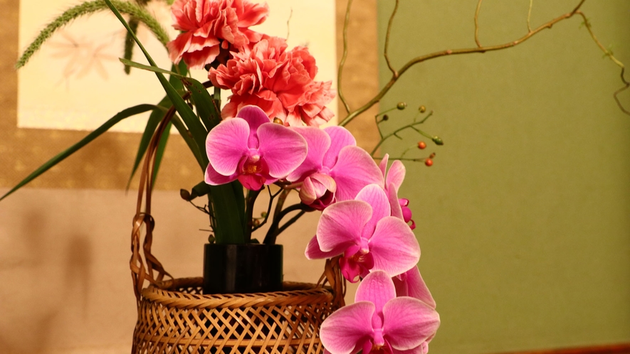 客室■備品床の間　季節の花を活けてあります*