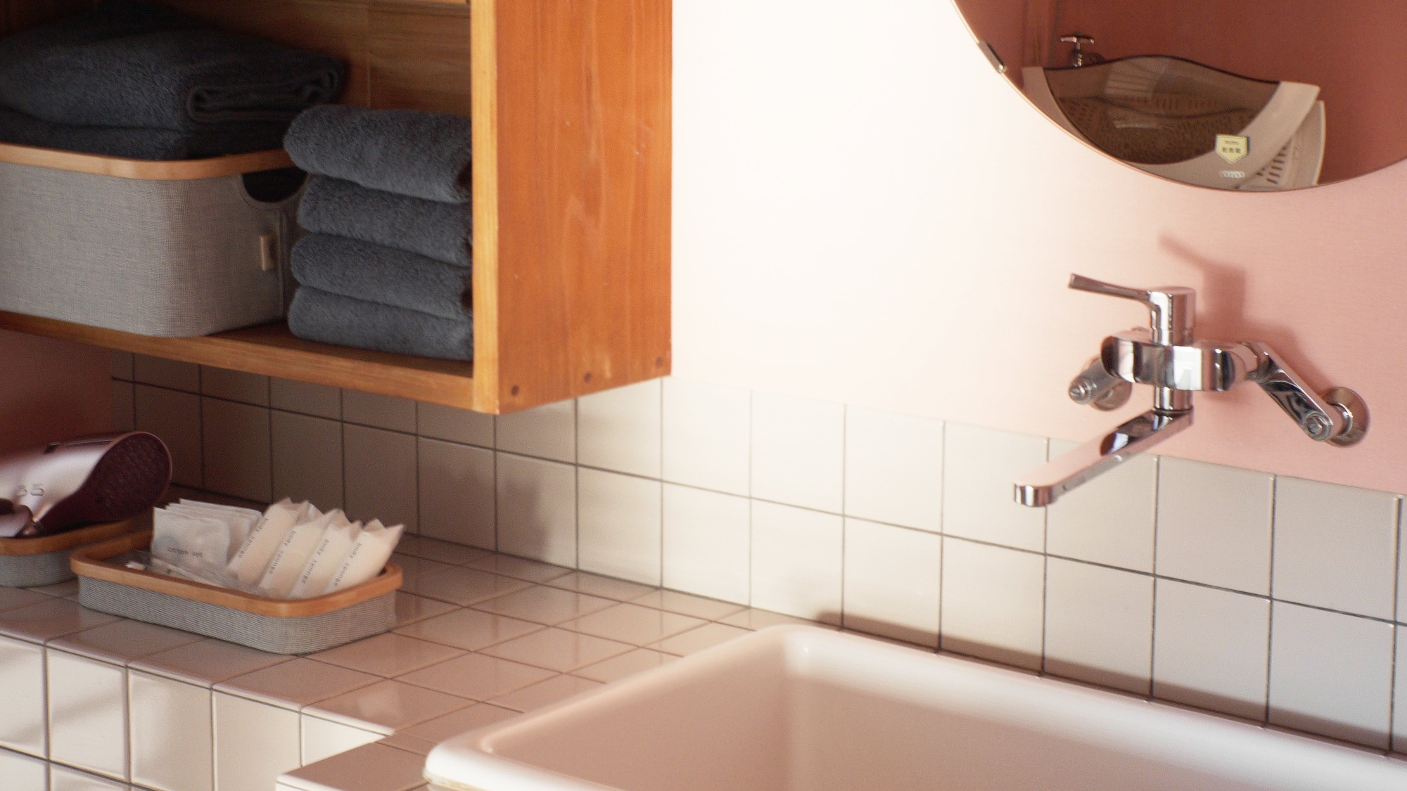 ・【洗面所】アメニティ類もこちらにご用意しています