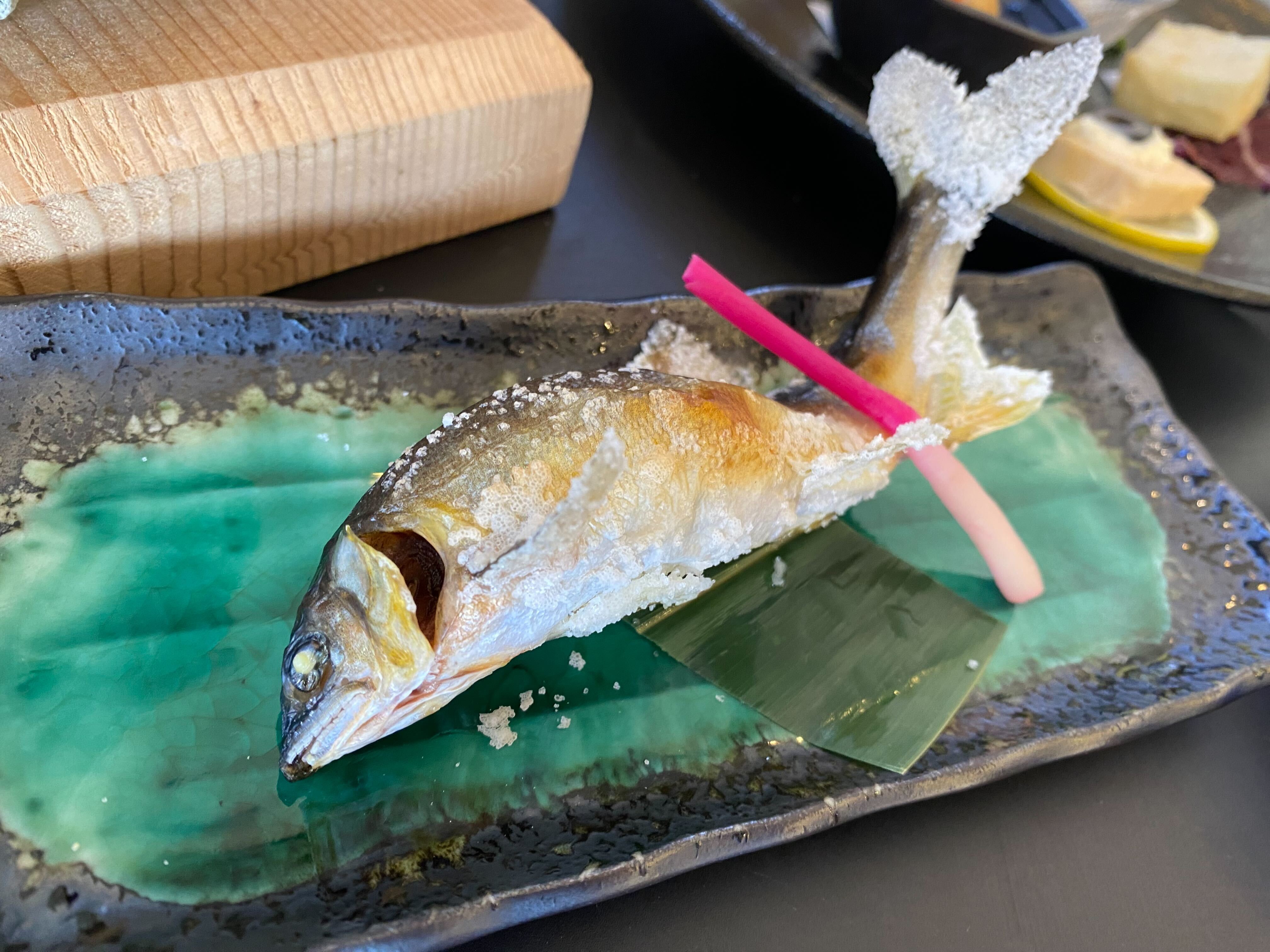 24-25冬　お丸山会席　焼物「喜連川産鮎塩焼き」