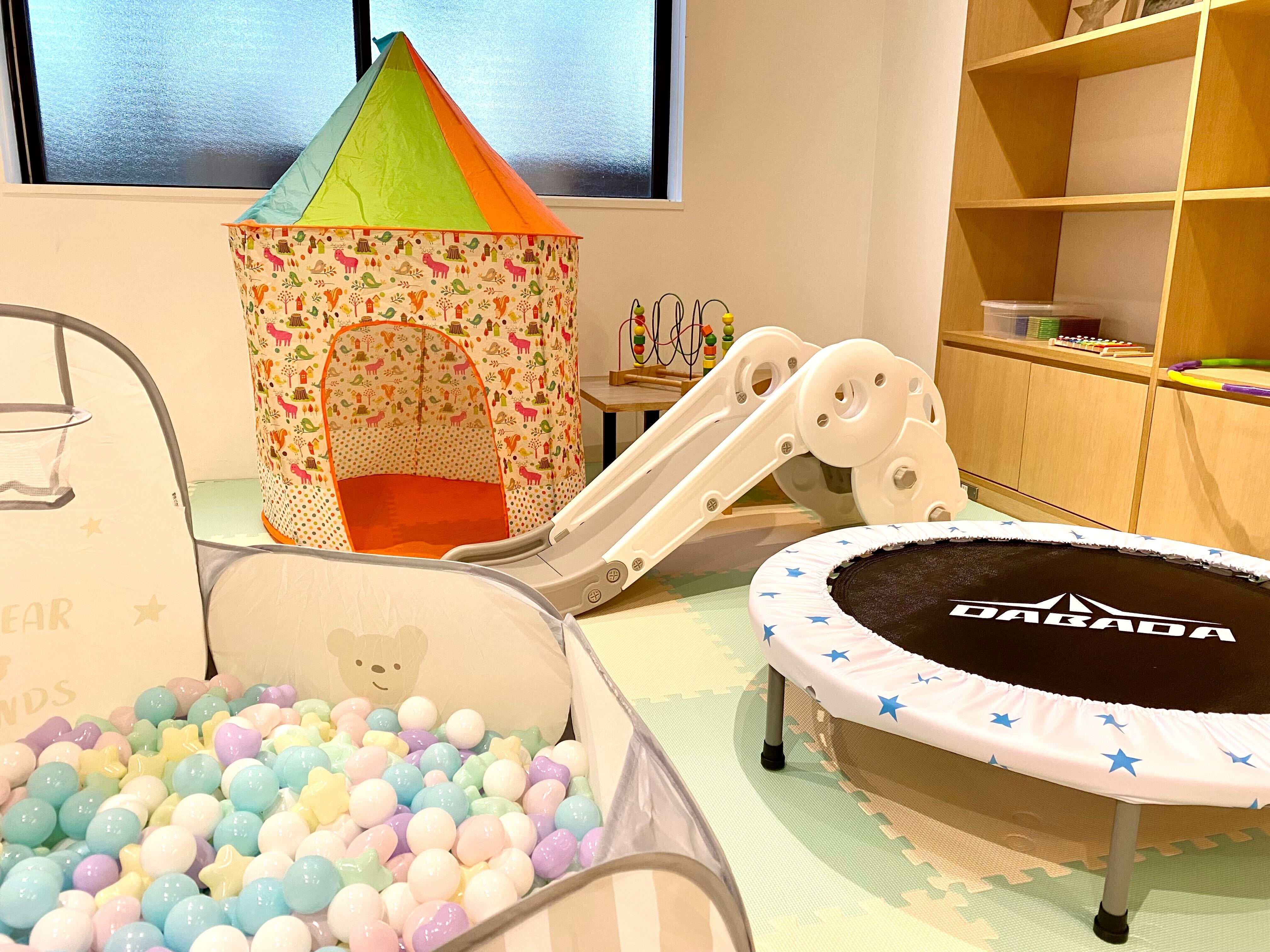お子様向けに滑り台、トランポリン、ボールプール等遊べるスペースを新設いたしました。ボードゲームやカードゲームなどの遊べるおもちゃもご用意しております。