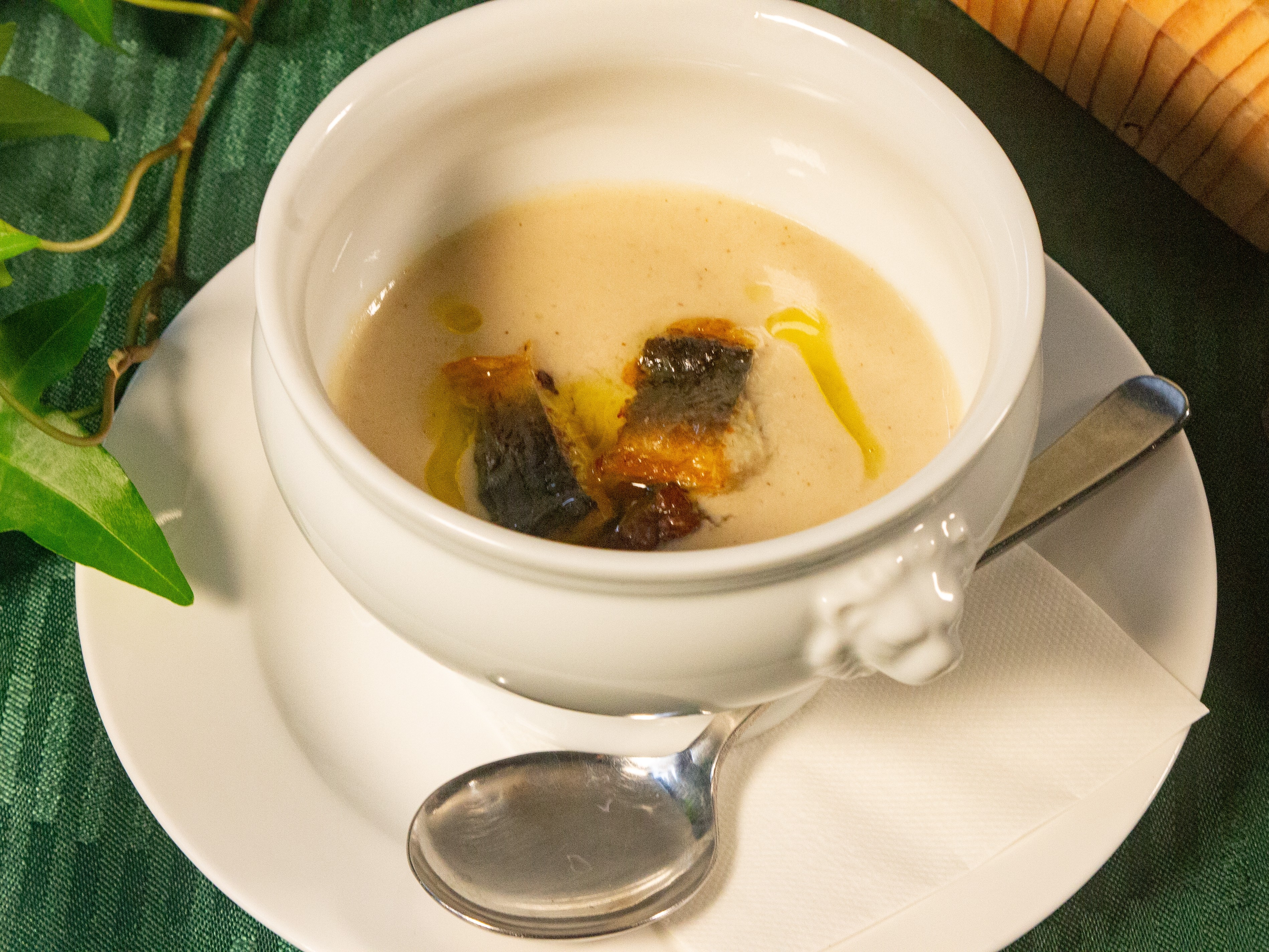 2025【秋】お丸山会席　天恵菇（てんけいこ）のクリームスープ鰻のトッピング