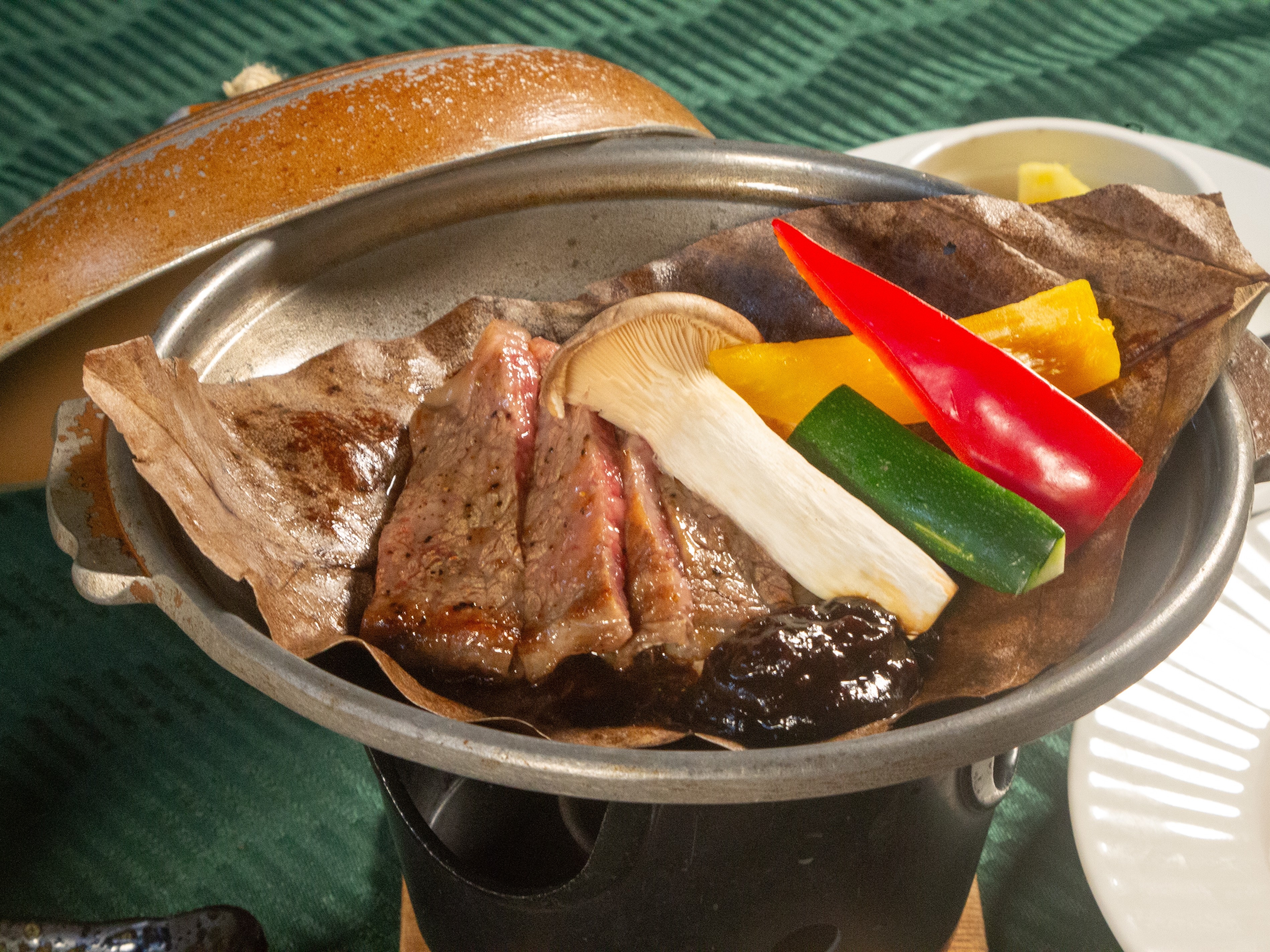 2025【秋】お丸山会席　さくら市産手作り味噌使用の栃木牛サーロインと地元野菜の朴葉焼き