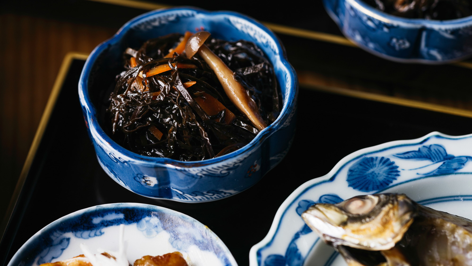 【朝食】島根県近海でとれた魚の干物、しじみ汁、鷺浦特産あらめの煮物など