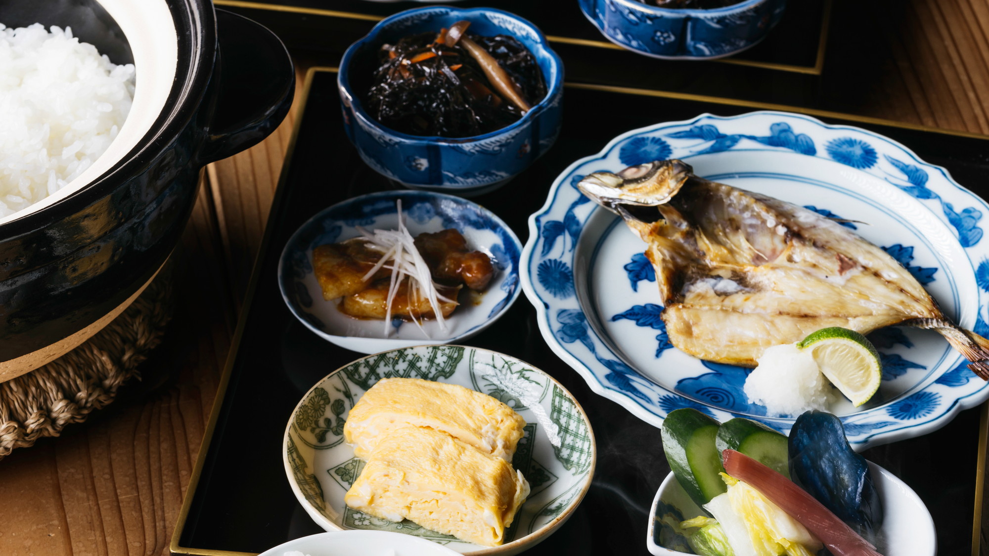 【朝食】島根県近海でとれた魚の干物、しじみ汁、鷺浦特産あらめの煮物など