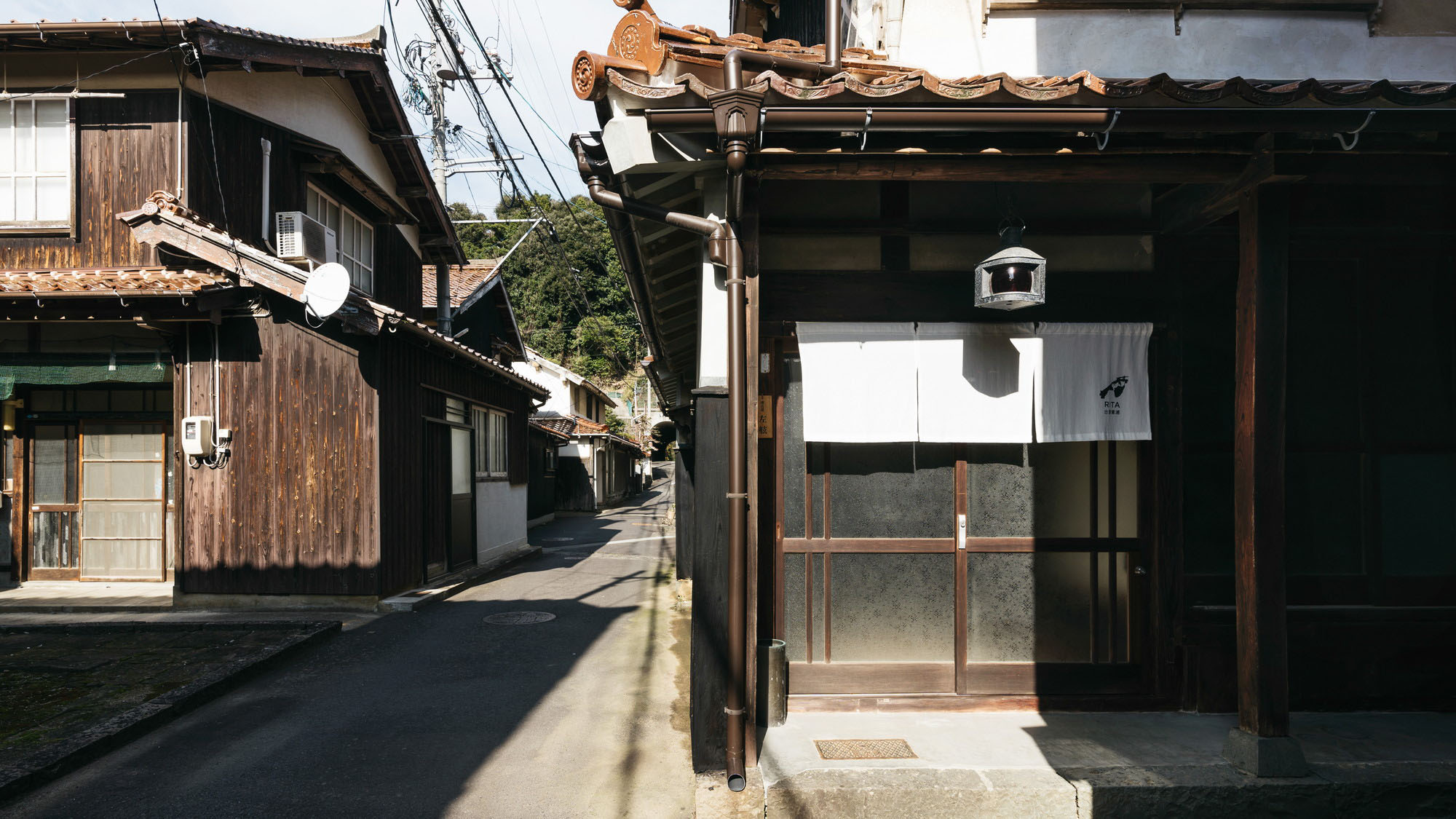 【左舷・外観】歴史ある町並みに点在する古民家が「RITA 出雲鷺浦」として生まれ変わりました