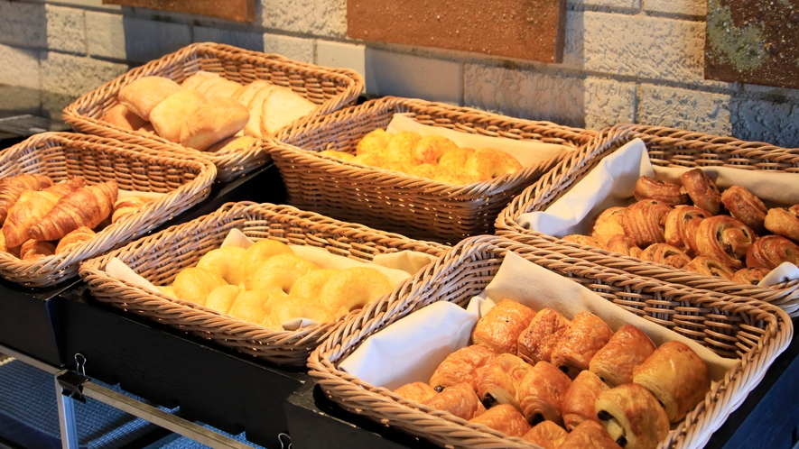 【朝食】種類豊富なパンもあり