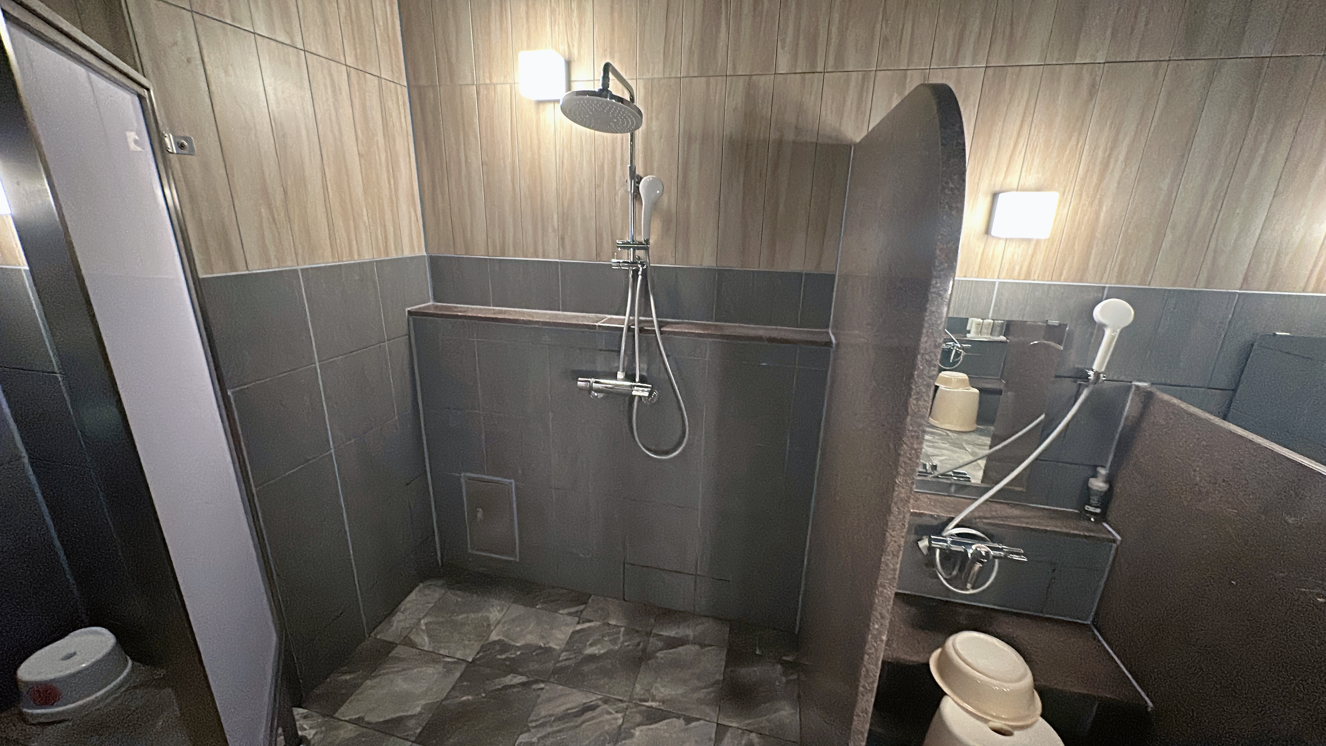 大浴場シャワーブース