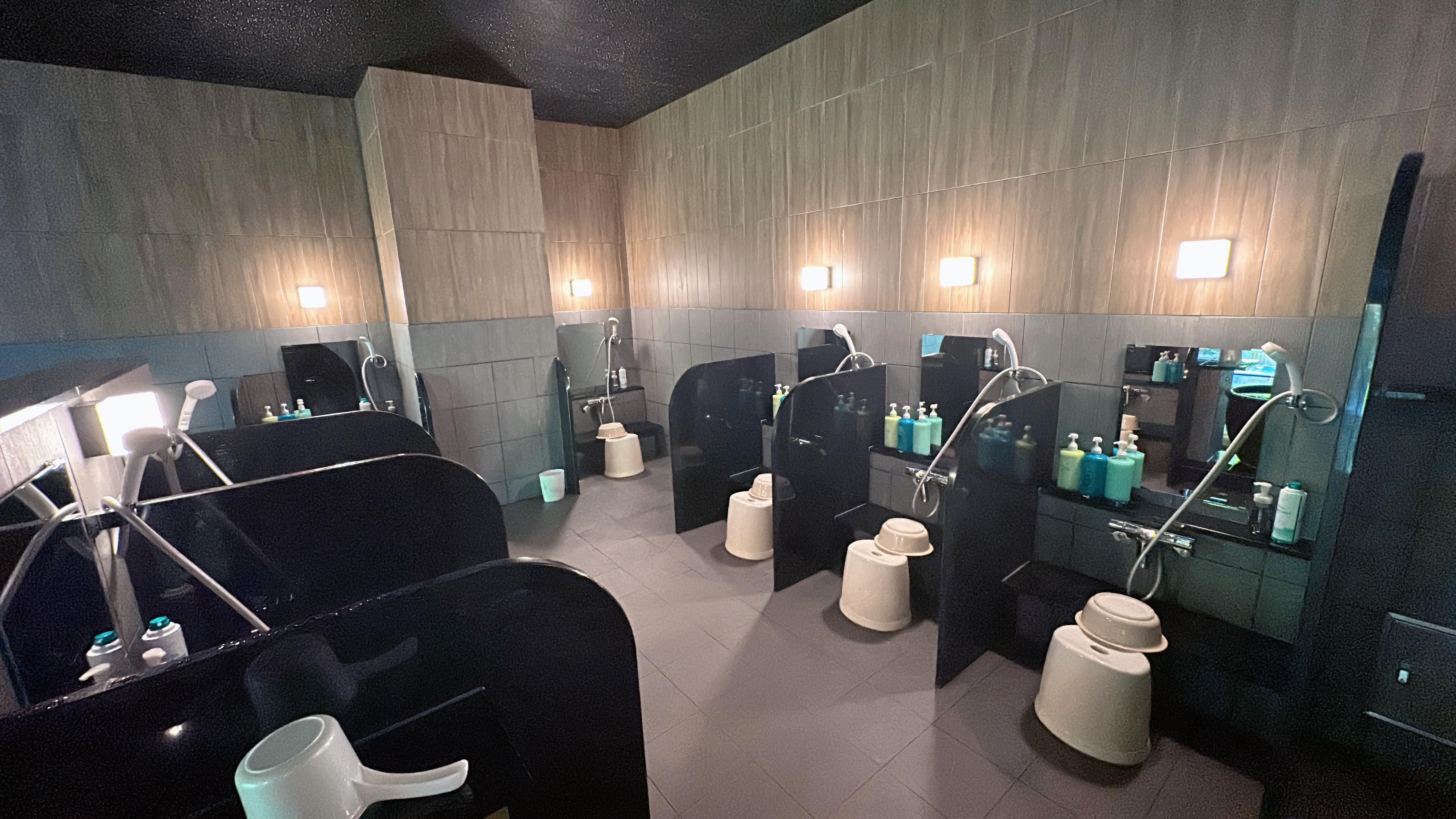 男性大浴場洗い場