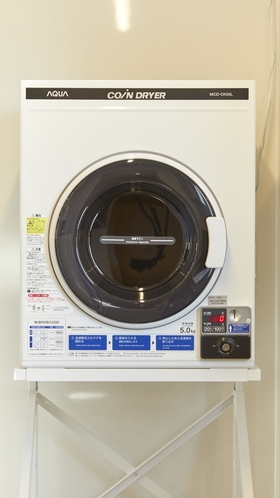 館内にコインランドリー（洗濯機x1台、乾燥機x1台）完備