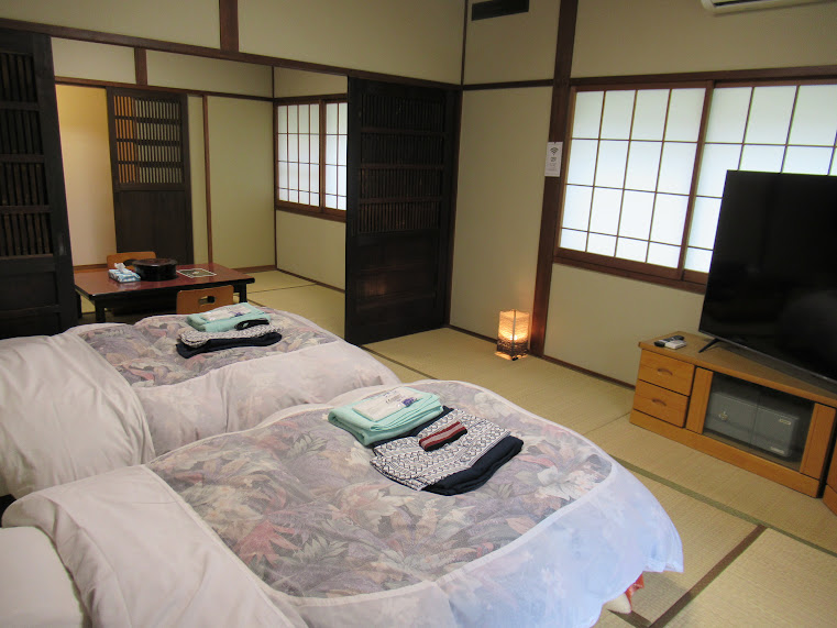 岩鏡　【禁煙】和洋室14帖のお部屋です畳の香りに包まれる和の空間に、快適なベッドと大型テレビを完備。懐かしさと心地よさが調和した、寛ぎの客室です。