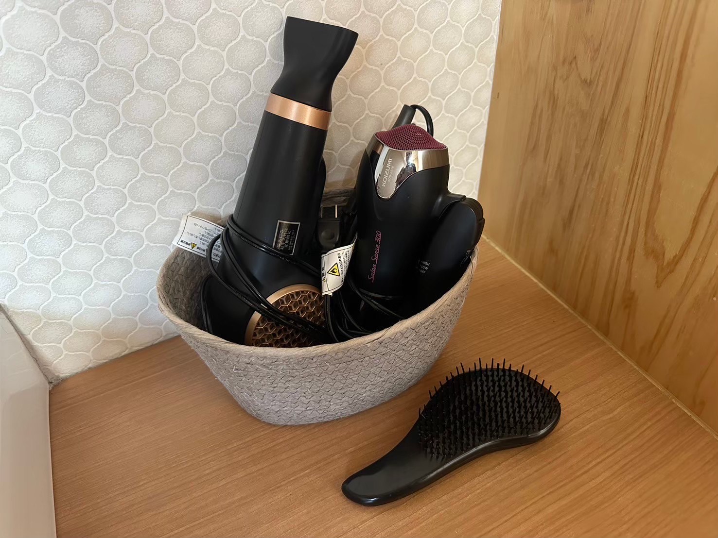 ドライヤーとクシを完備しています