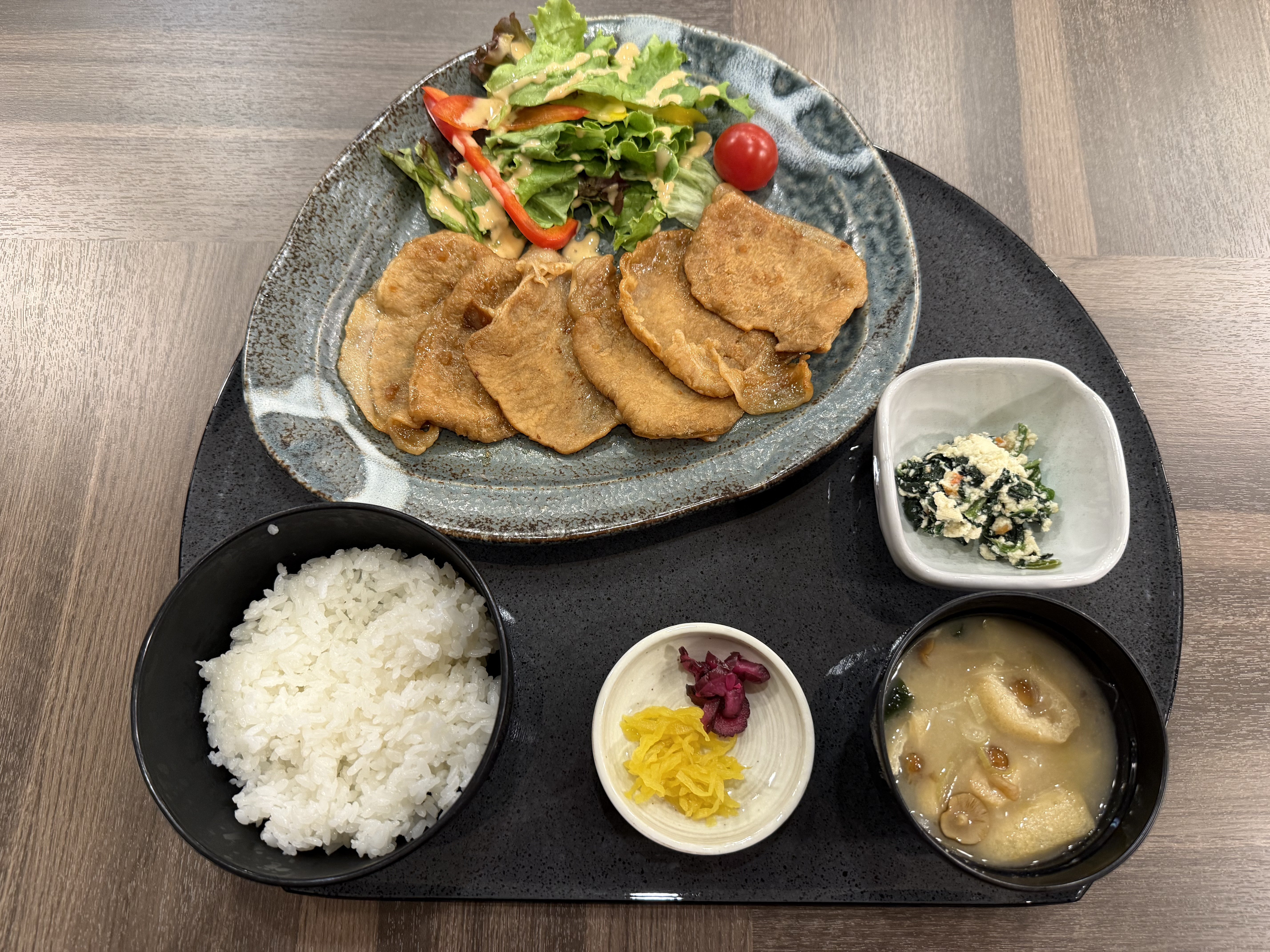 夕食レストラン：生姜焼き定食