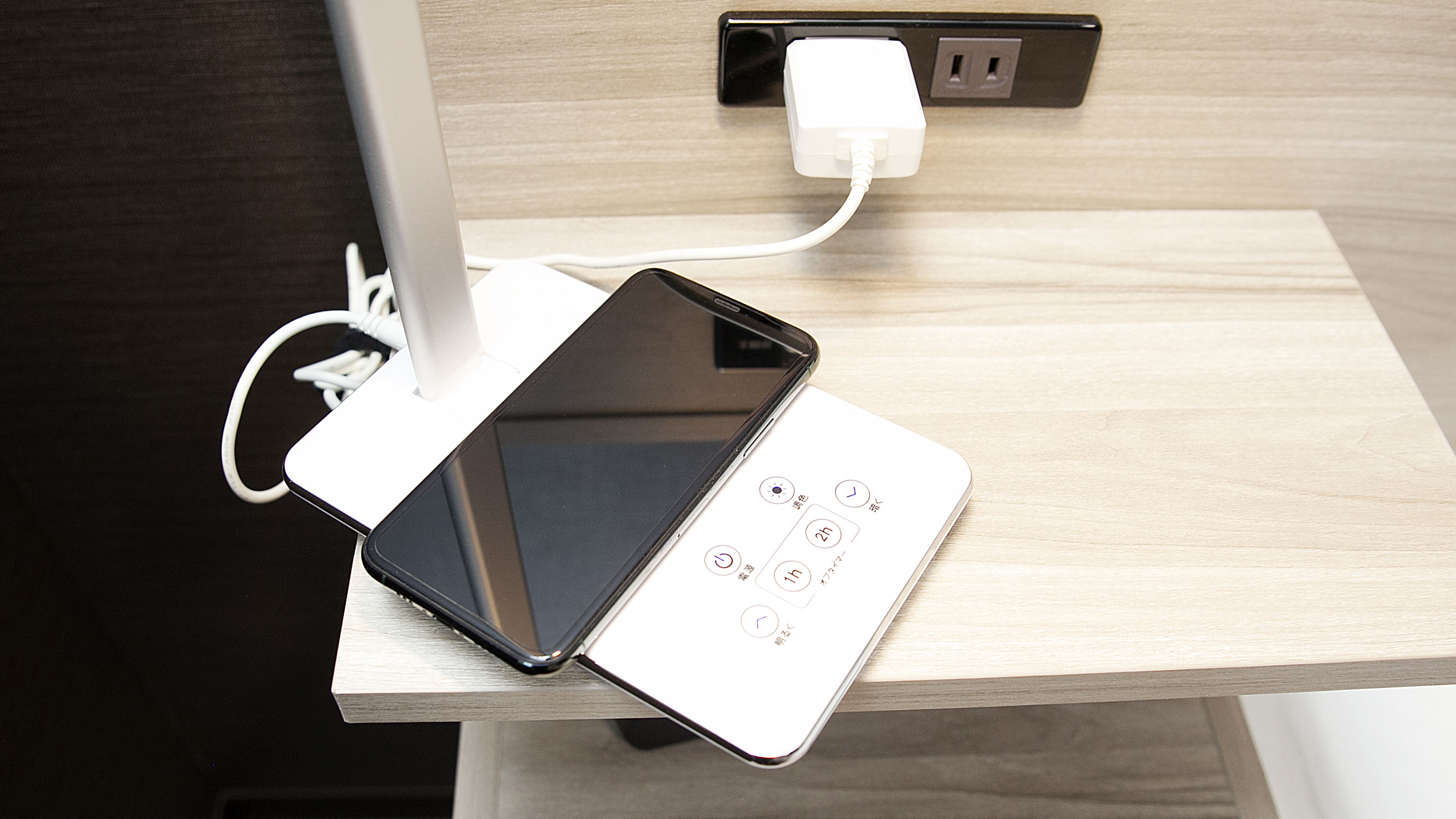 客室デスクライト型充電器　※機種によっては利用できない場合があります