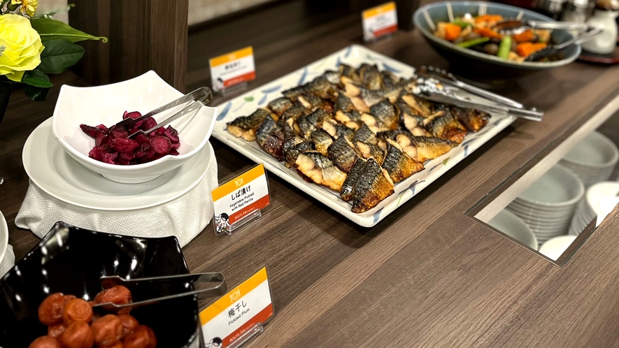【無料】30品目以上の和洋朝食バイキング：焼き魚