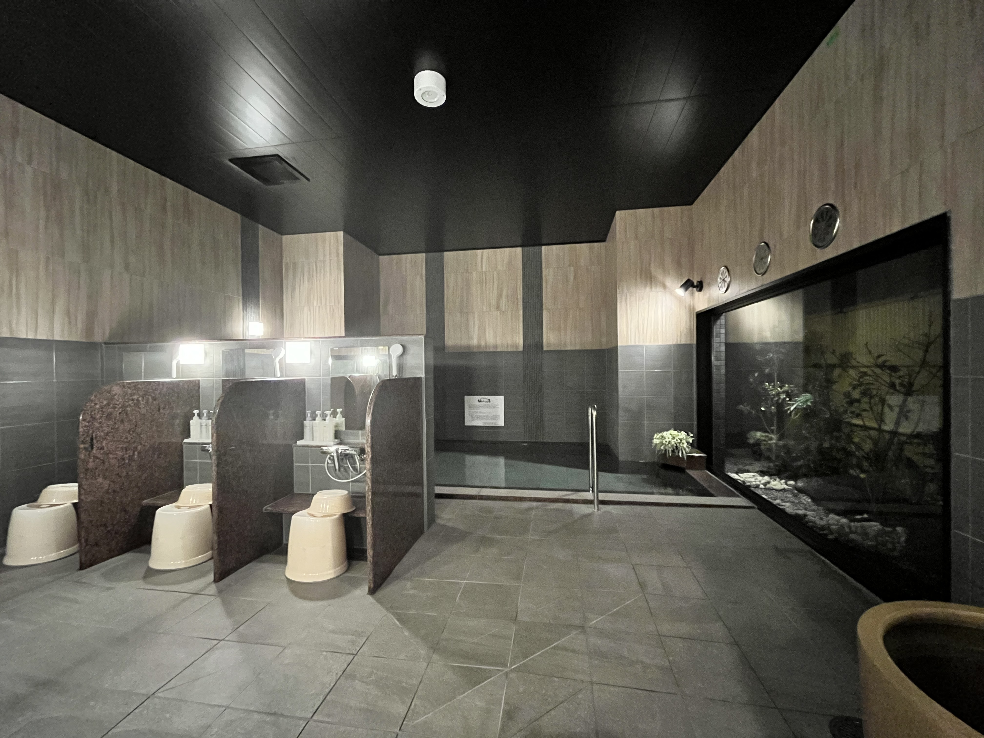 【女性大浴場】男女別　天然温泉大浴場(15：00～26：00、翌朝5：00～10：00）