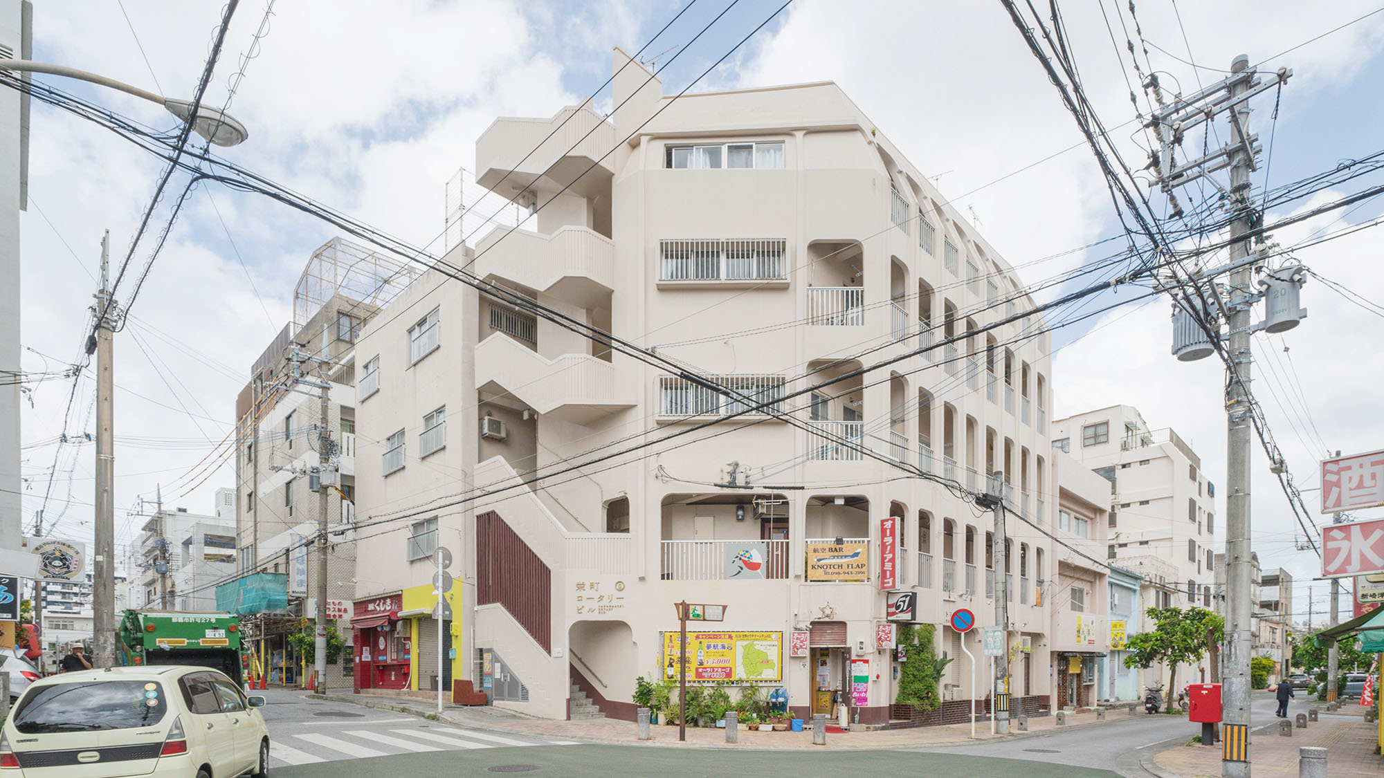 ・【外観】安里駅まで徒歩約2分！市場や飲食店が多い栄町エリアです