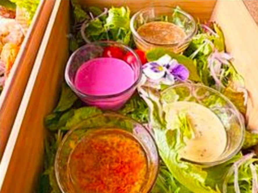 【夕朝食付き】海を臨む絶景のコテージで楽しむ地域の野菜とお肉のガーデンサラダボックス