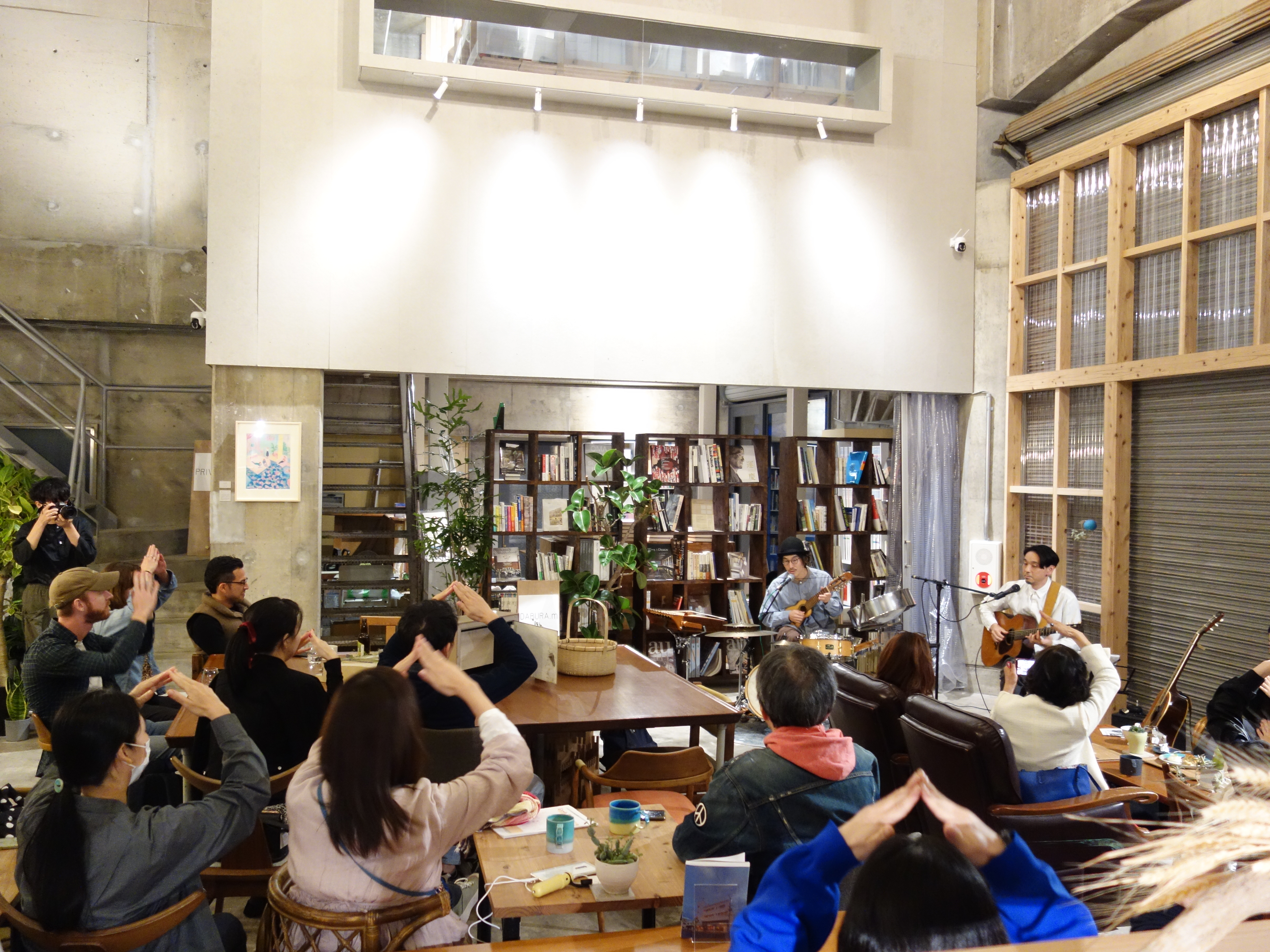 定期的にトークイベントや展覧会、「ARTIST BAR」などを開催。