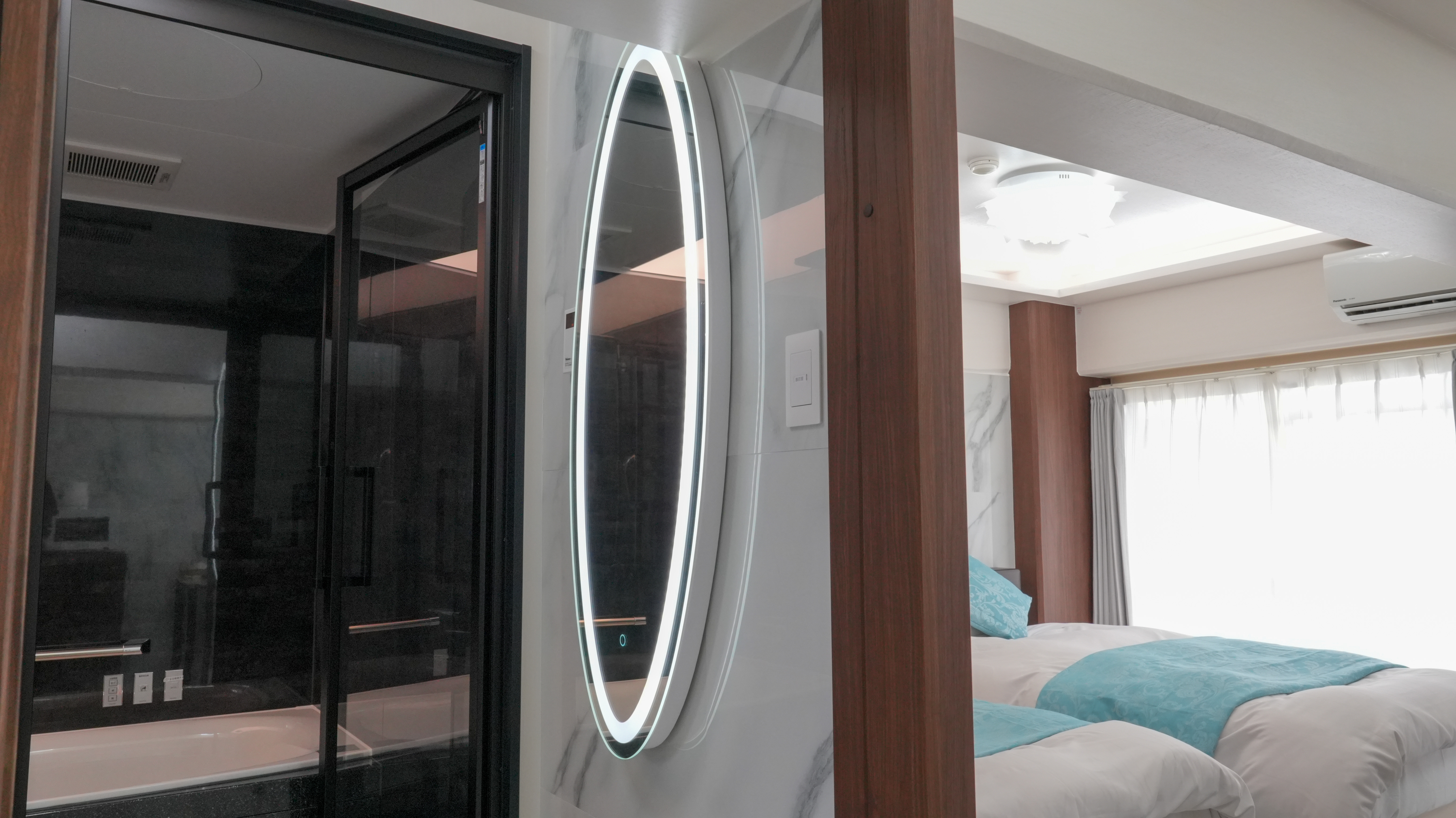 ロイヤルツイン（禁煙）シモンズ製ベッド　サニタリースペース入口 鏡