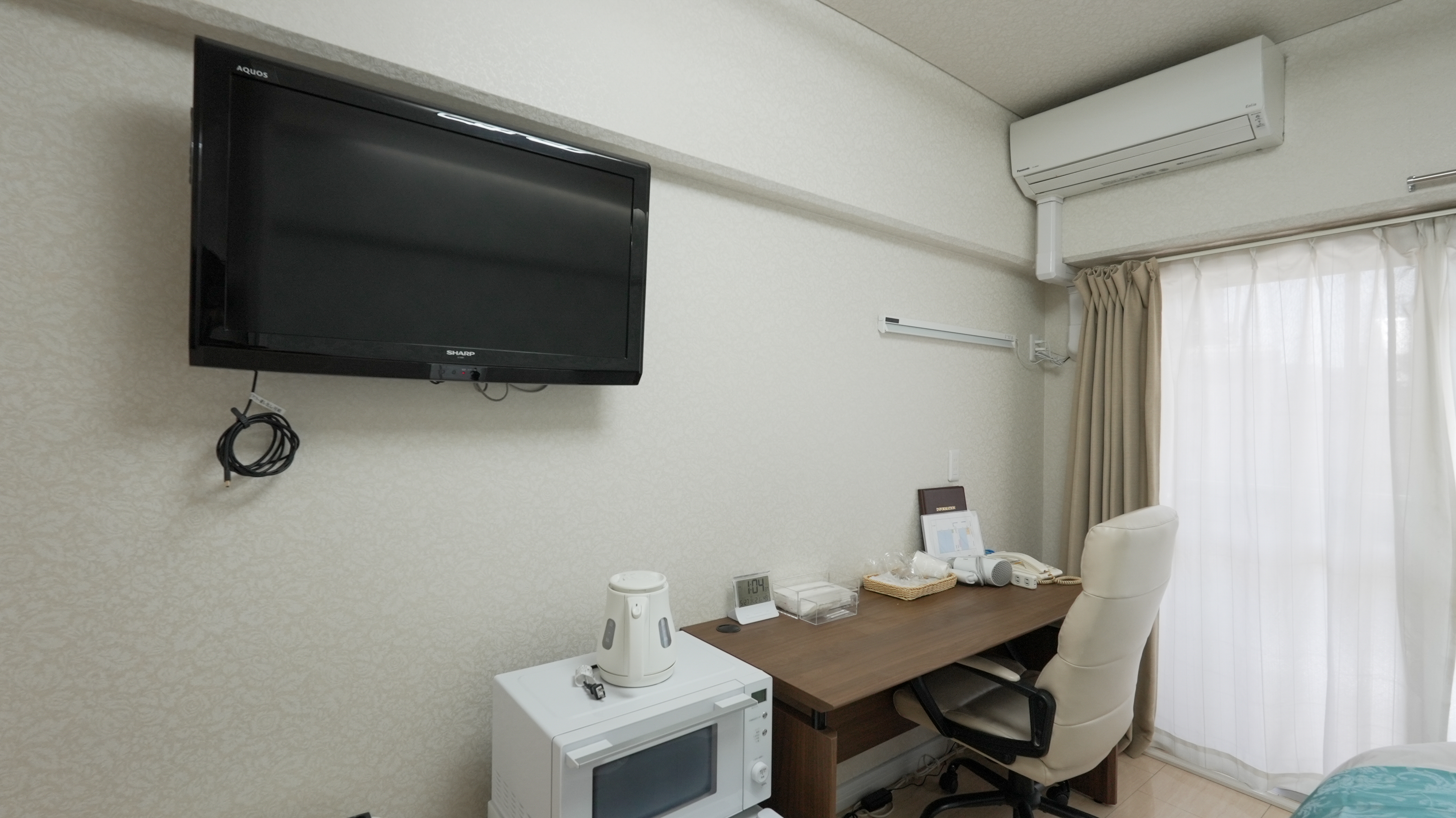 スーペリアシングル（禁煙）デスク周り