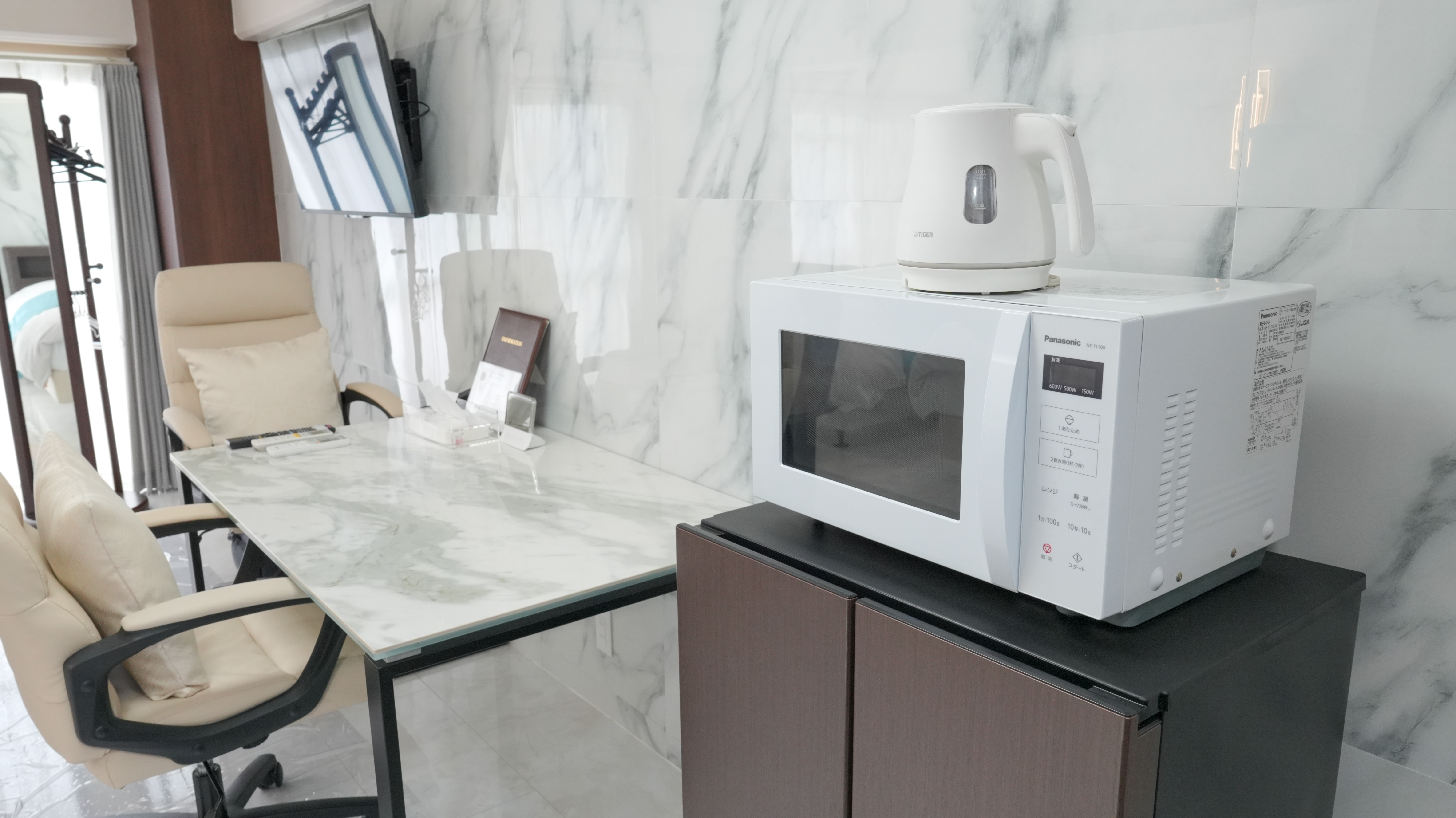 ロイヤルツイン（禁煙）シモンズ製ベッド　デスク周り、家電